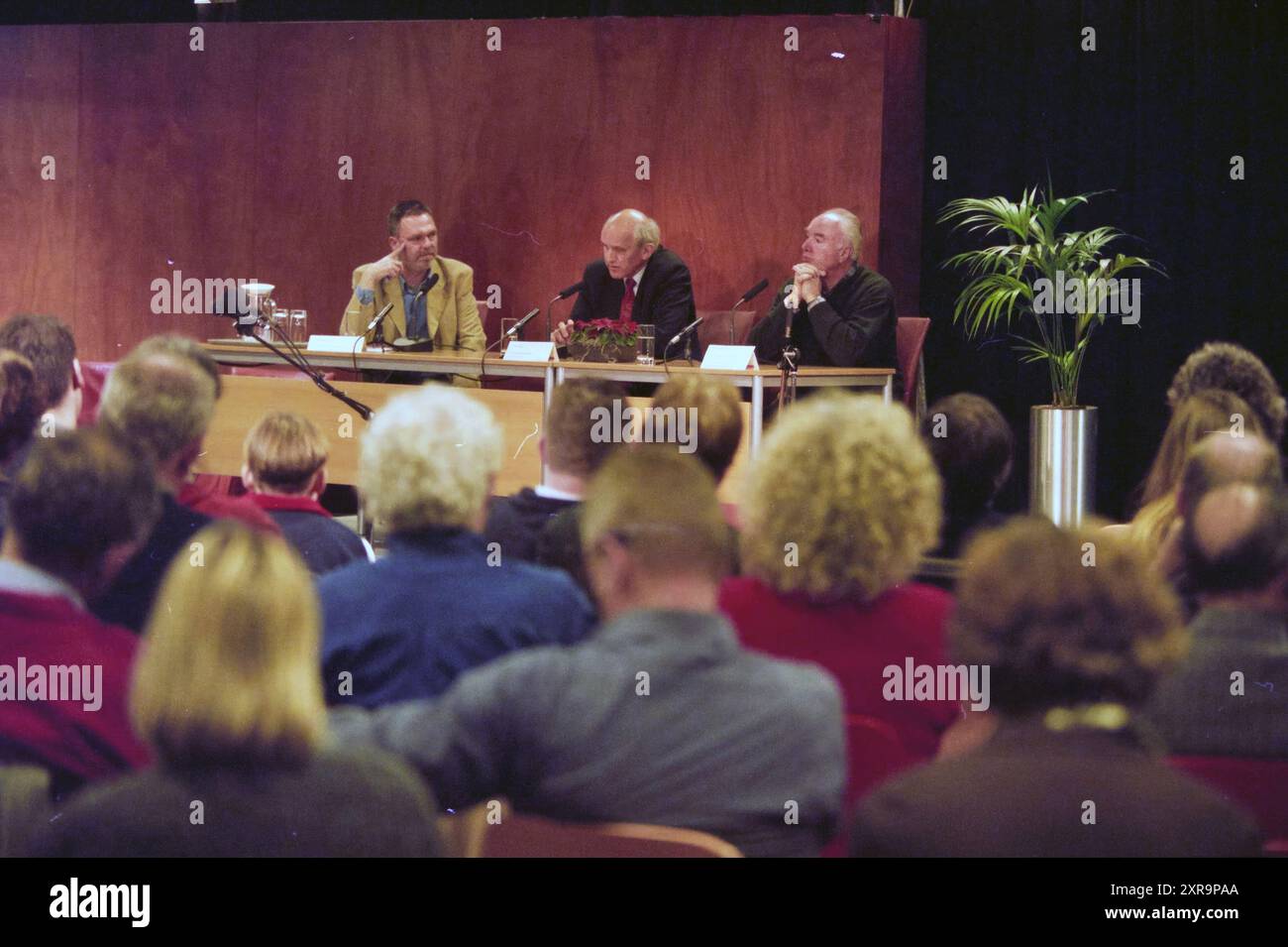 Café politique, IJmuiden, IJmuiden, pays-Bas, 13-12-2002, Whizgle Dutch News : des images historiques sur mesure pour l'avenir. Explorez le passé néerlandais avec des perspectives modernes grâce à des images d'agences néerlandaises. Concilier les événements d'hier avec les perspectives de demain. Embarquez pour un voyage intemporel avec des histoires qui façonnent notre avenir. Banque D'Images