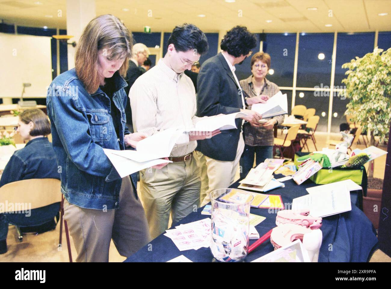 Réunion sur les soins dentaires, Haarlem, pays-Bas, 12-04-1999, Whizgle Dutch News : images historiques sur mesure pour l'avenir. Explorez le passé néerlandais avec des perspectives modernes grâce à des images d'agences néerlandaises. Concilier les événements d'hier avec les perspectives de demain. Embarquez pour un voyage intemporel avec des histoires qui façonnent notre avenir. Banque D'Images Réunion sur les soins dentaires, Haarlem, pays-Bas, 12-04-1999, Whizgle Dutch News : images historiques sur mesure pour l'avenir. Explorez le passé néerlandais avec des perspectives modernes grâce à des images d'agences néerlandaises. Concilier les événements d'hier avec les perspectives de demain. Embarquez pour un voyage intemporel avec des histoires qui façonnent notre avenir. Banque D'Images