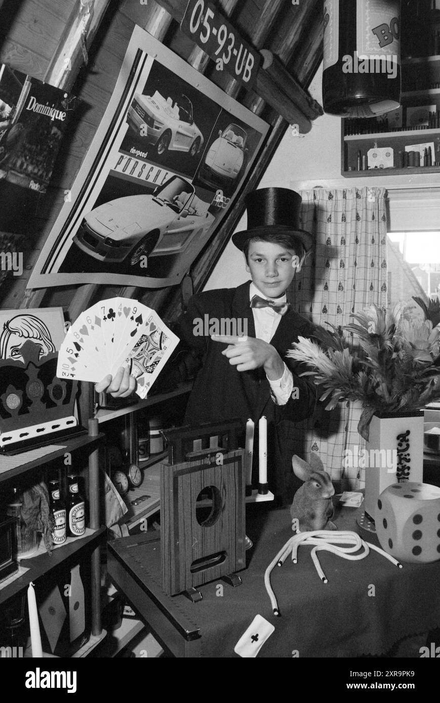 Bart van Capelle, magicien, 14 ans, Magic, 24-10-1989, Whizgle Dutch News : des images historiques sur mesure pour l'avenir. Explorez le passé néerlandais avec des perspectives modernes grâce à des images d'agences néerlandaises. Concilier les événements d'hier avec les perspectives de demain. Embarquez pour un voyage intemporel avec des histoires qui façonnent notre avenir. Banque D'Images