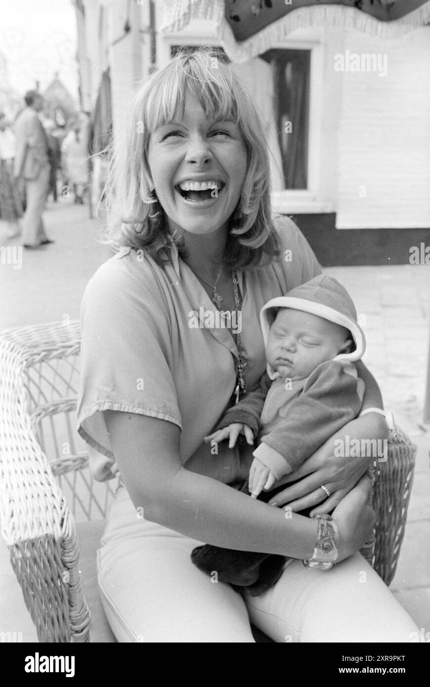 Rire du jour femme + bébé et Janine Muys au Camel club. Zandvoort, personnes, 11-08-1978, Whizgle Dutch News : images historiques sur mesure pour l'avenir. Explorez le passé néerlandais avec des perspectives modernes grâce à des images d'agences néerlandaises. Concilier les événements d'hier avec les perspectives de demain. Embarquez pour un voyage intemporel avec des histoires qui façonnent notre avenir. Banque D'Images