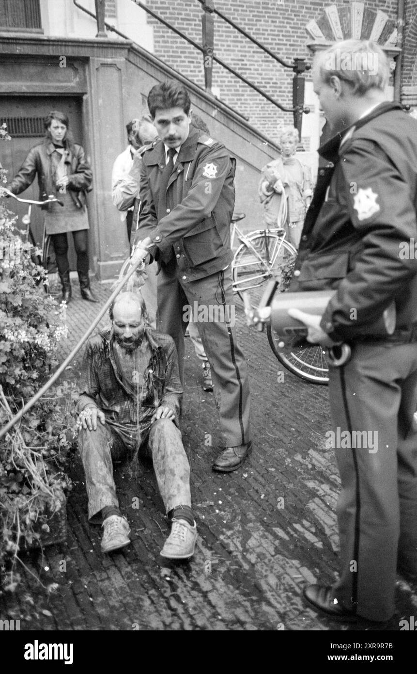 Hans Bosshardt se met en feu devant la mairie, les pompiers, divers, Haarlem, pays-Bas, 01-11-1989, Whizgle Dutch News : des images historiques sur mesure pour l'avenir. Explorez le passé néerlandais avec des perspectives modernes grâce à des images d'agences néerlandaises. Concilier les événements d'hier avec les perspectives de demain. Embarquez pour un voyage intemporel avec des histoires qui façonnent notre avenir. Banque D'Images