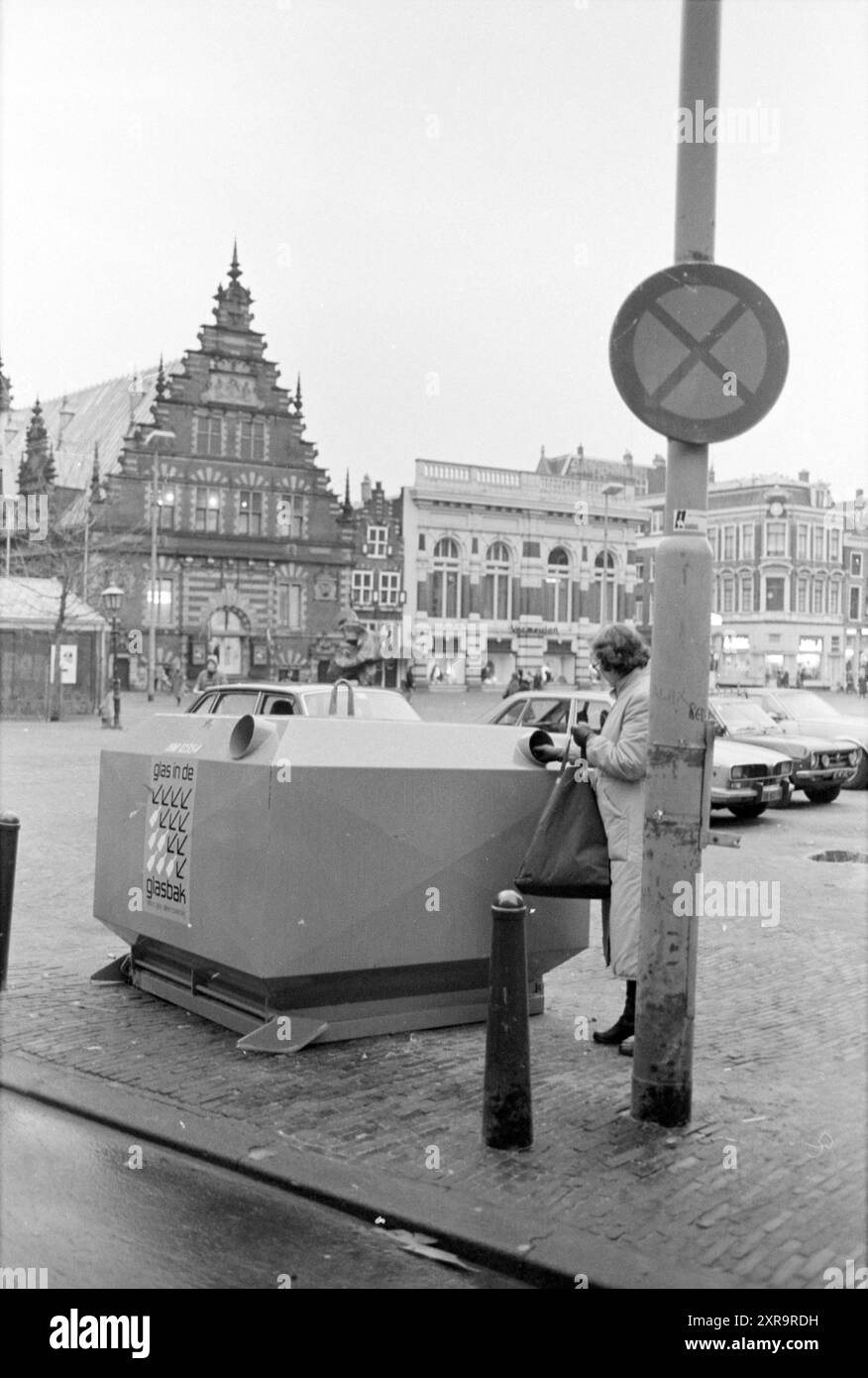 Cuisson du verre à Haarlem, vitraux, soufflage du verre, verre en général, Haarlem, pays-Bas, 30-12-1981, Whizgle Dutch News : des images historiques sur mesure pour l'avenir. Explorez le passé néerlandais avec des perspectives modernes grâce à des images d'agences néerlandaises. Concilier les événements d'hier avec les perspectives de demain. Embarquez pour un voyage intemporel avec des histoires qui façonnent notre avenir. Banque D'Images