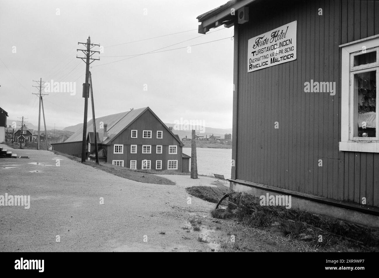 Effectif 37- 1959 : avant-poste sur le chemin de fer. Finse. L'îlot de briques du chemin de fer est situé le long de la ligne de chemin de fer à des intervalles de quelques kilomètres. Il n'y a pas de route sur la montagne de Finse à Slira, Sanda ou Fagernut qui doesils sont appelés les endroits les plus proches, juste une étroite route bifurquée le long de Finsevatn. La famille Rundtom, Olav, Karin et sa fille Lise vivent à Slirå. Photo : Sverre A. Børretzen / Aktuell ***NB photo non traitée *** le texte de cette image est traduit automatiquement le texte de cette image est traduit automatiquement Banque D'Images