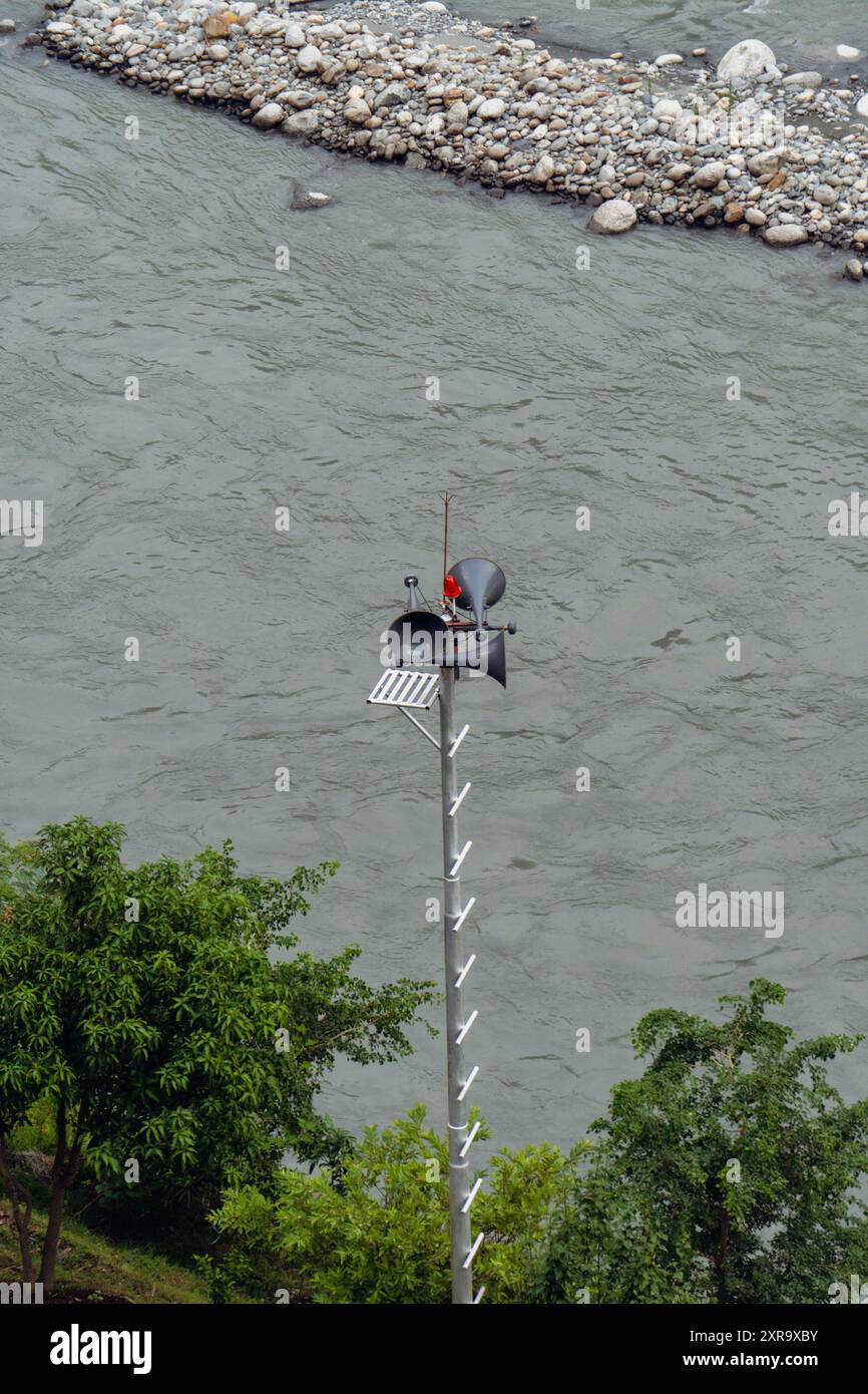 Une sirène d'urgence et une tour d'annonce avec des haut-parleurs situés près d'un canal de barrage dans l'Himachal Pradesh, en Inde, pour les annonces de sécurité pendant les salutations Banque D'Images