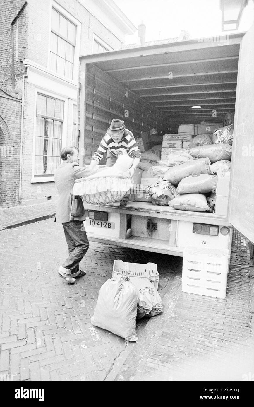 Chargement de camion avec des trucs pour la Pologne, transport, entreprises de transport, 08-10-1981, Whizgle Dutch News : images historiques sur mesure pour l'avenir. Explorez le passé néerlandais avec des perspectives modernes grâce à des images d'agences néerlandaises. Concilier les événements d'hier avec les perspectives de demain. Embarquez pour un voyage intemporel avec des histoires qui façonnent notre avenir. Banque D'Images