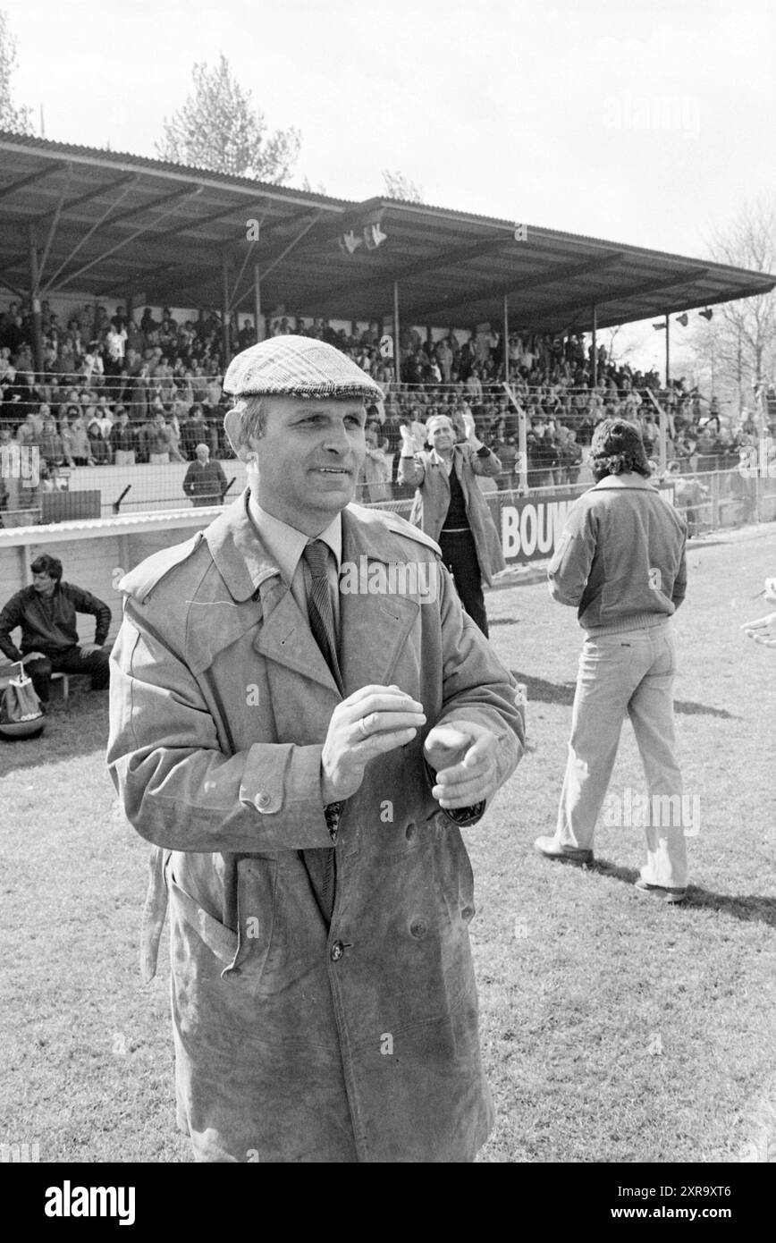 Football HFC Haarlem - NEC, Haarlem, pays-Bas, 04-05-1980, Whizgle Dutch News : des images historiques sur mesure pour l'avenir. Explorez le passé néerlandais avec des perspectives modernes grâce à des images d'agences néerlandaises. Concilier les événements d'hier avec les perspectives de demain. Embarquez pour un voyage intemporel avec des histoires qui façonnent notre avenir. Banque D'Images