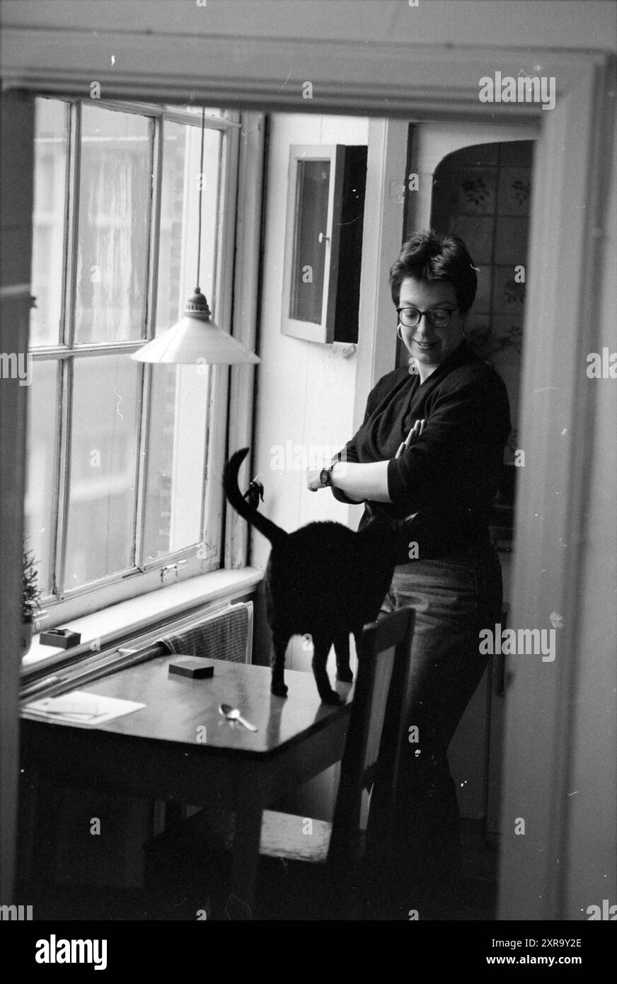 MRS Egmond a joué devant une fenêtre au 1er étage ('en relation avec des bandits'), Haarlem, pays-Bas, 05-02-1992, Whizgle Dutch News : images historiques adaptées pour l'avenir. Explorez le passé néerlandais avec des perspectives modernes grâce à des images d'agences néerlandaises. Concilier les événements d'hier avec les perspectives de demain. Embarquez pour un voyage intemporel avec des histoires qui façonnent notre avenir. Banque D'Images