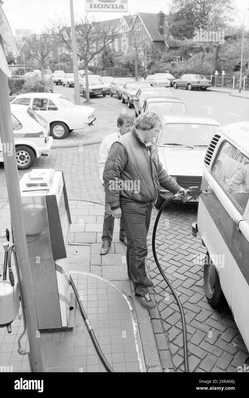 Longue file de voitures attendant devant la station-service, 00-00-1986, Whizgle Dutch News : images historiques sur mesure pour l'avenir. Explorez le passé néerlandais avec des perspectives modernes grâce à des images d'agences néerlandaises. Concilier les événements d'hier avec les perspectives de demain. Embarquez pour un voyage intemporel avec des histoires qui façonnent notre avenir. Banque D'Images