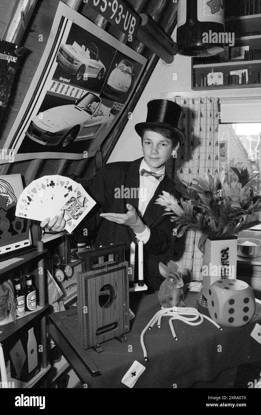 Bart van Capelle, magicien, 14 ans, Magic, 24-10-1989, Whizgle Dutch News : des images historiques sur mesure pour l'avenir. Explorez le passé néerlandais avec des perspectives modernes grâce à des images d'agences néerlandaises. Concilier les événements d'hier avec les perspectives de demain. Embarquez pour un voyage intemporel avec des histoires qui façonnent notre avenir. Banque D'Images