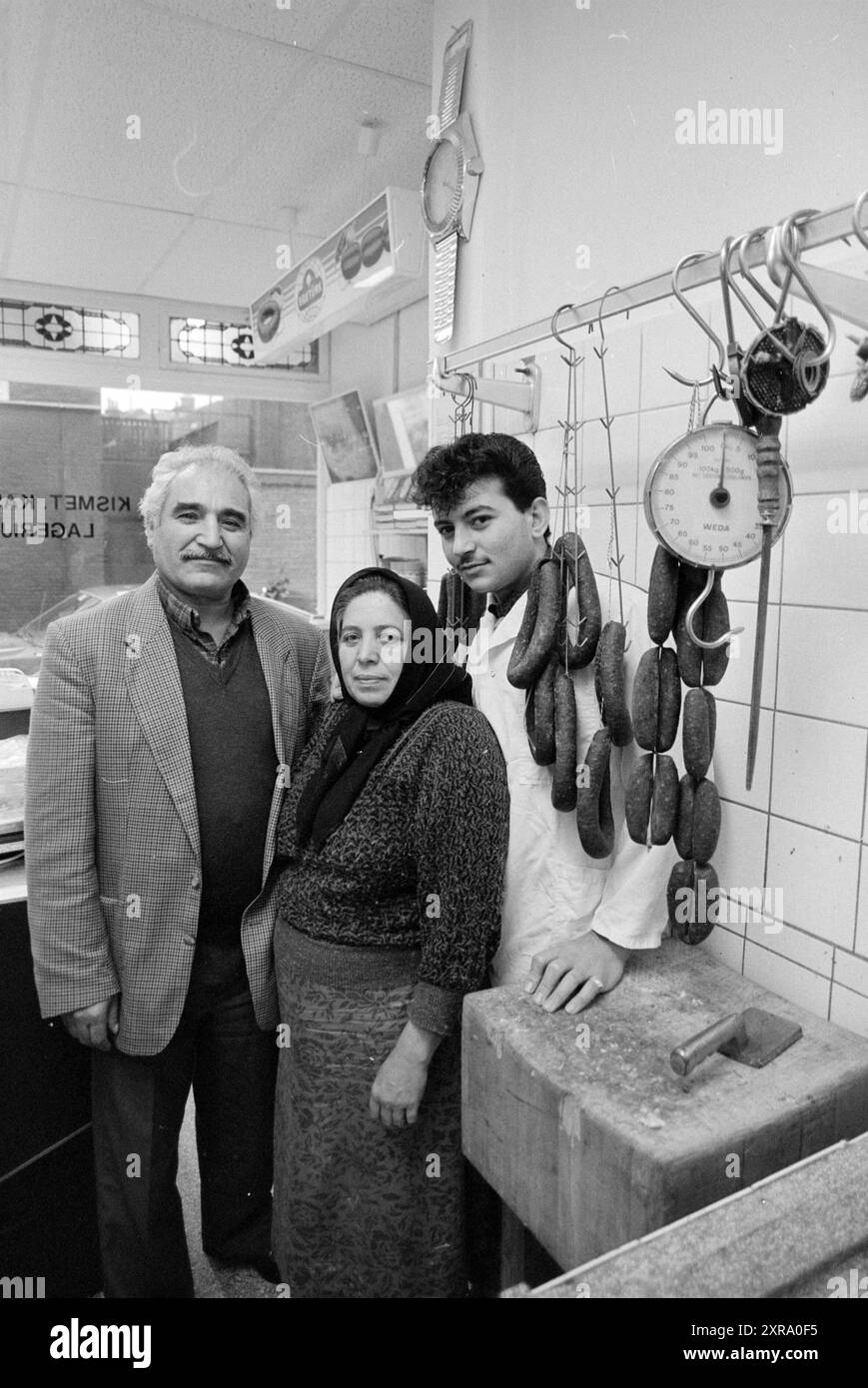 Boucher turc Özer, Haarlem, pays-Bas, 26-10-1992, Whizgle Dutch News : des images historiques sur mesure pour l'avenir. Explorez le passé néerlandais avec des perspectives modernes grâce à des images d'agences néerlandaises. Concilier les événements d'hier avec les perspectives de demain. Embarquez pour un voyage intemporel avec des histoires qui façonnent notre avenir. Banque D'Images