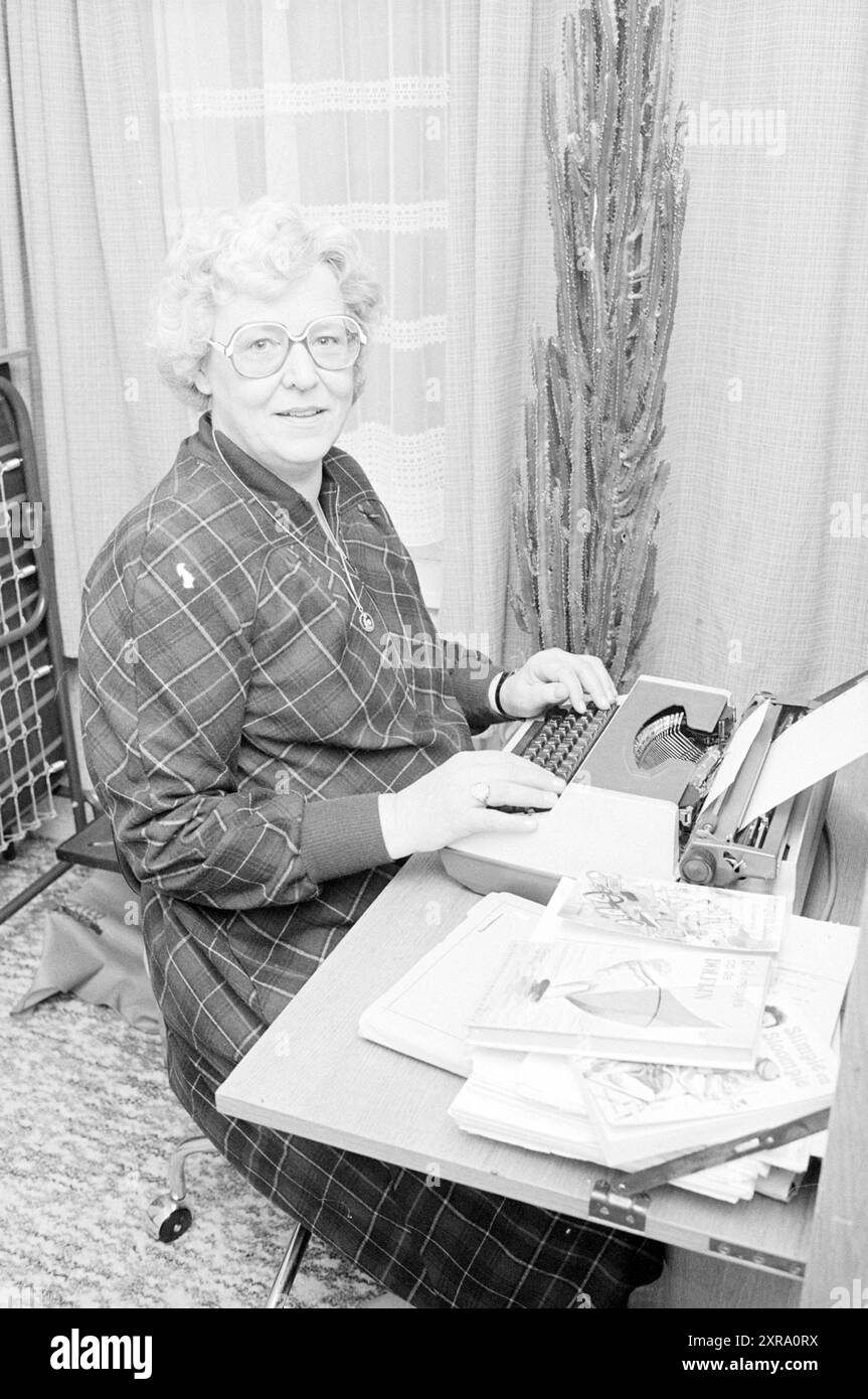 MRS Beentjes, écrivain de livres pour enfants, IJmuiden, écrivains, IJmuiden, pays-Bas, 29-12-1981, Whizgle Dutch News : des images historiques sur mesure pour l'avenir. Explorez le passé néerlandais avec des perspectives modernes grâce à des images d'agences néerlandaises. Concilier les événements d'hier avec les perspectives de demain. Embarquez pour un voyage intemporel avec des histoires qui façonnent notre avenir. Banque D'Images