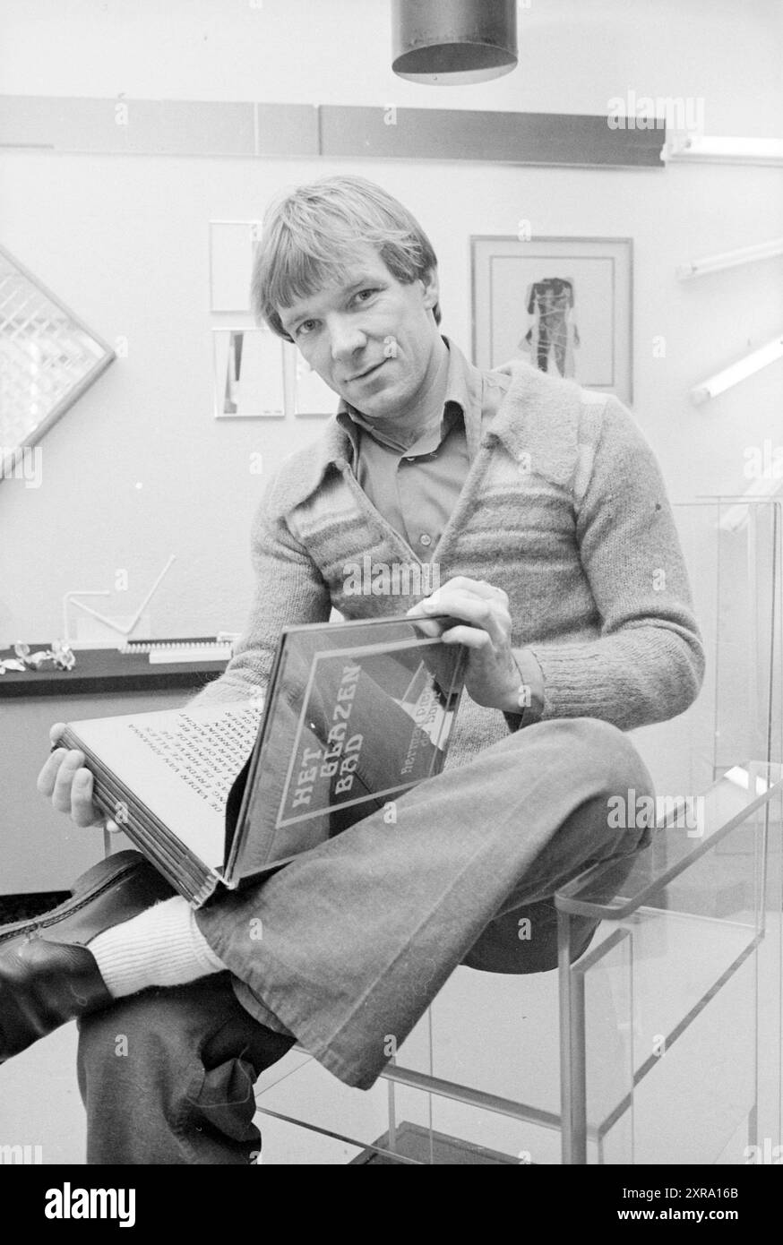 Frans Hartong avec livre de verre, vitraux, verrerie, verre en général, personnes, 20-03-1981, Whizgle Dutch News : des images historiques sur mesure pour l'avenir. Explorez le passé néerlandais avec des perspectives modernes grâce à des images d'agences néerlandaises. Concilier les événements d'hier avec les perspectives de demain. Embarquez pour un voyage intemporel avec des histoires qui façonnent notre avenir. Banque D'Images