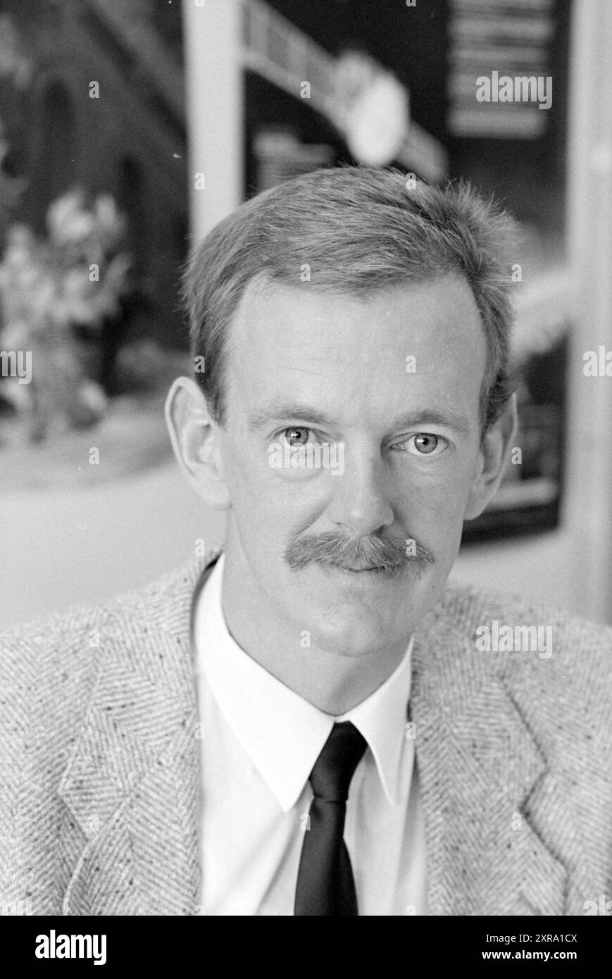 Mr van Dijk Coast Guard Center IJmuiden., Coast Guard, IJmuiden, pays-Bas, 24-11-1989, Whizgle Dutch News : des images historiques sur mesure pour l'avenir. Explorez le passé néerlandais avec des perspectives modernes grâce à des images d'agences néerlandaises. Concilier les événements d'hier avec les perspectives de demain. Embarquez pour un voyage intemporel avec des histoires qui façonnent notre avenir. Banque D'Images