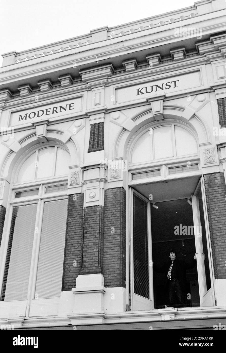 Homme aux portes françaises du bâtiment Grote Houtstraat 1, Haarlem, Grote Houtstraat, pays-Bas, 16-11-1999, Whizgle Dutch News : des images historiques sur mesure pour l'avenir. Explorez le passé néerlandais avec des perspectives modernes grâce à des images d'agences néerlandaises. Concilier les événements d'hier avec les perspectives de demain. Embarquez pour un voyage intemporel avec des histoires qui façonnent notre avenir. Banque D'Images