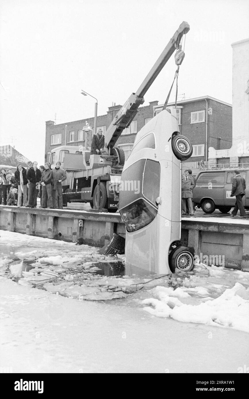Lever une voiture d'un trou dans un canal glacé, 29-01-1979, Whizgle Dutch News : images historiques sur mesure pour l'avenir. Explorez le passé néerlandais avec des perspectives modernes grâce à des images d'agences néerlandaises. Concilier les événements d'hier avec les perspectives de demain. Embarquez pour un voyage intemporel avec des histoires qui façonnent notre avenir. Banque D'Images