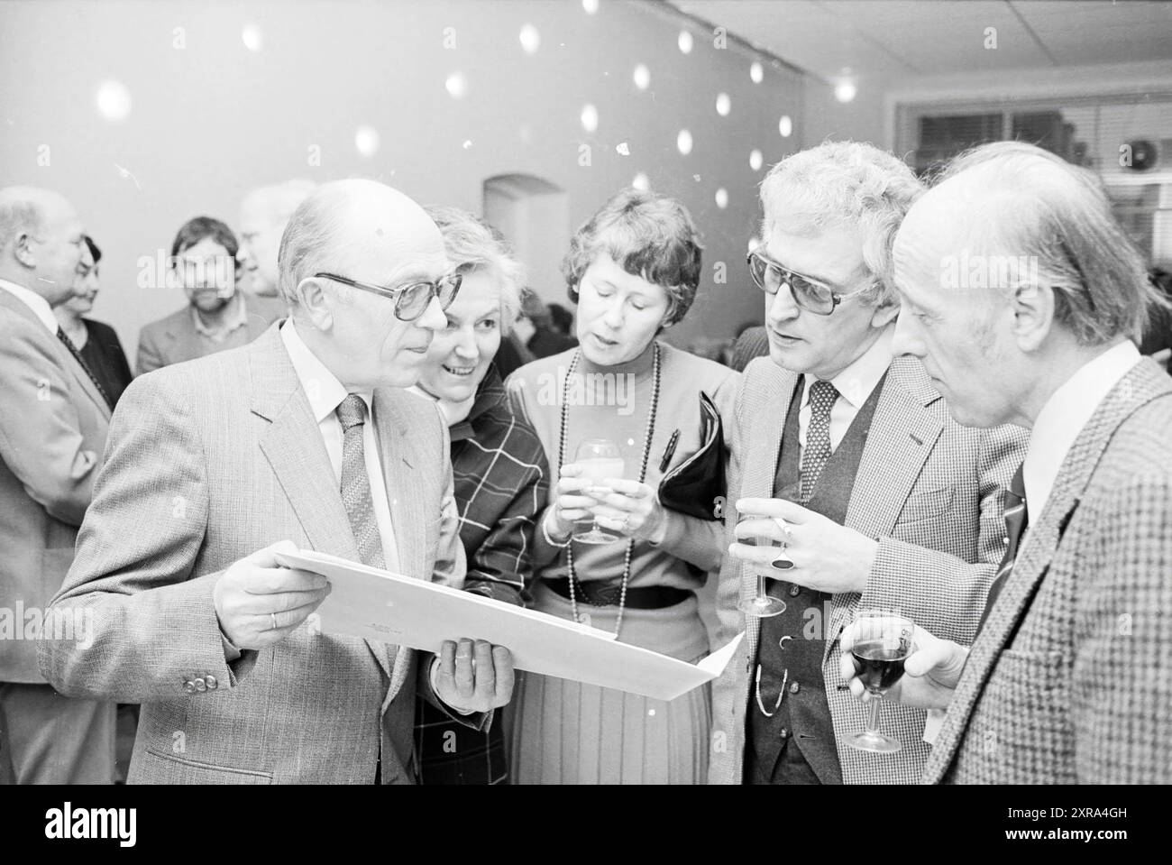 Louange Mr. van Dijk et Mr. Wisse, Cross Association, Haarlem, Huldiging, Cross Societies, Haarlem, pays-Bas, 15-02-1980, Whizgle Dutch News : des images historiques sur mesure pour l'avenir. Explorez le passé néerlandais avec des perspectives modernes grâce à des images d'agences néerlandaises. Concilier les événements d'hier avec les perspectives de demain. Embarquez pour un voyage intemporel avec des histoires qui façonnent notre avenir. Banque D'Images