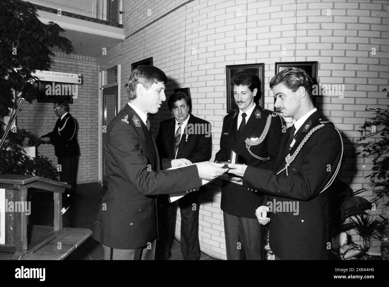 Prix 2 police Noordwijkerhout, Prix, police, Noordwijkerhout, 10-01-1990, Whizgle Dutch News : des images historiques sur mesure pour l'avenir. Explorez le passé néerlandais avec des perspectives modernes grâce à des images d'agences néerlandaises. Concilier les événements d'hier avec les perspectives de demain. Embarquez pour un voyage intemporel avec des histoires qui façonnent notre avenir. Banque D'Images
