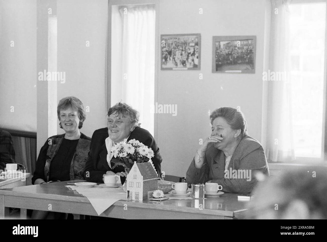 Burg. Schmitz et Burg. Dales en visite de travail, Leidseplein 49, Burgemeesters, Haarlem, Leidseplein, pays-Bas, 30-03-1989, Whizgle Dutch News : des images historiques sur mesure pour l'avenir. Explorez le passé néerlandais avec des perspectives modernes grâce à des images d'agences néerlandaises. Concilier les événements d'hier avec les perspectives de demain. Embarquez pour un voyage intemporel avec des histoires qui façonnent notre avenir. Banque D'Images