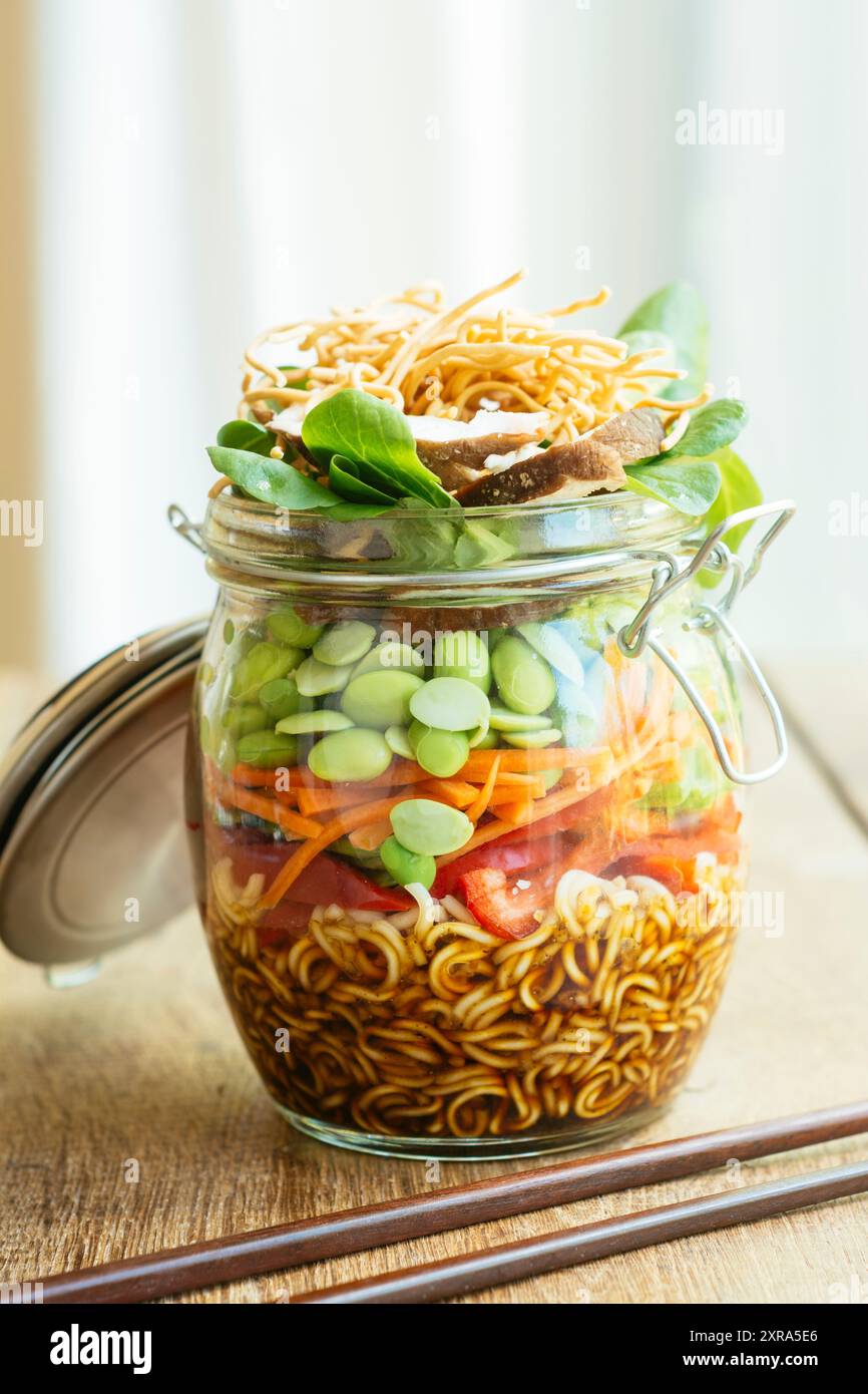 Salade asiatique dans Un pot Banque D'Images