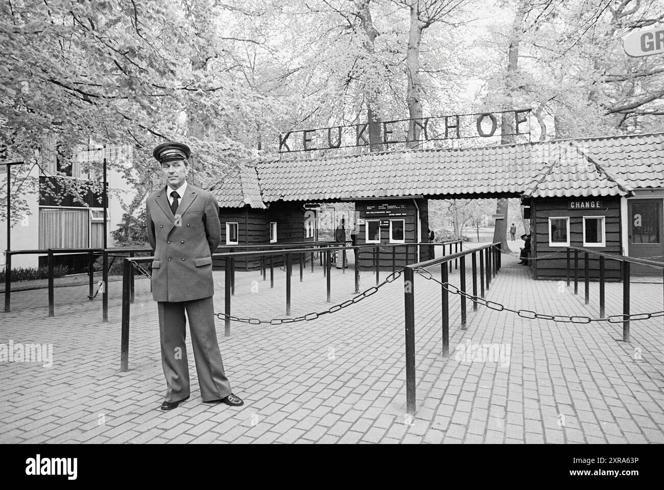 Keukenhof lisse : peu de visiteurs, domaine de la Fondation Keukenhof à lisse, 13-05-1977, Whizgle Dutch News : des images historiques sur mesure pour l'avenir. Explorez le passé néerlandais avec des perspectives modernes grâce à des images d'agences néerlandaises. Concilier les événements d'hier avec les perspectives de demain. Embarquez pour un voyage intemporel avec des histoires qui façonnent notre avenir. Banque D'Images