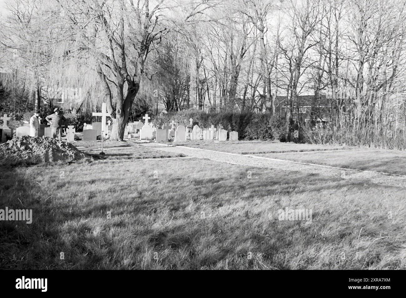 Creuser une tombe dans un cimetière, 28-11-1980, Whizgle Dutch News : des images historiques sur mesure pour l'avenir. Explorez le passé néerlandais avec des perspectives modernes grâce à des images d'agences néerlandaises. Concilier les événements d'hier avec les perspectives de demain. Embarquez pour un voyage intemporel avec des histoires qui façonnent notre avenir. Banque D'Images