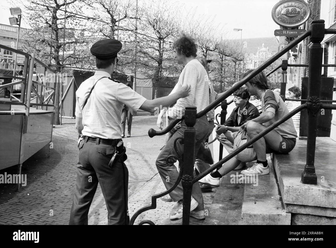 Dégagement de la protection principale du trottoir gr. Marché, évacuation, Haarlem, Grote Markt, Nederland, 29-04-1987, Whizgle Dutch News : des images historiques sur mesure pour l'avenir. Explorez le passé néerlandais avec des perspectives modernes grâce à des images d'agences néerlandaises. Concilier les événements d'hier avec les perspectives de demain. Embarquez pour un voyage intemporel avec des histoires qui façonnent notre avenir. Banque D'Images