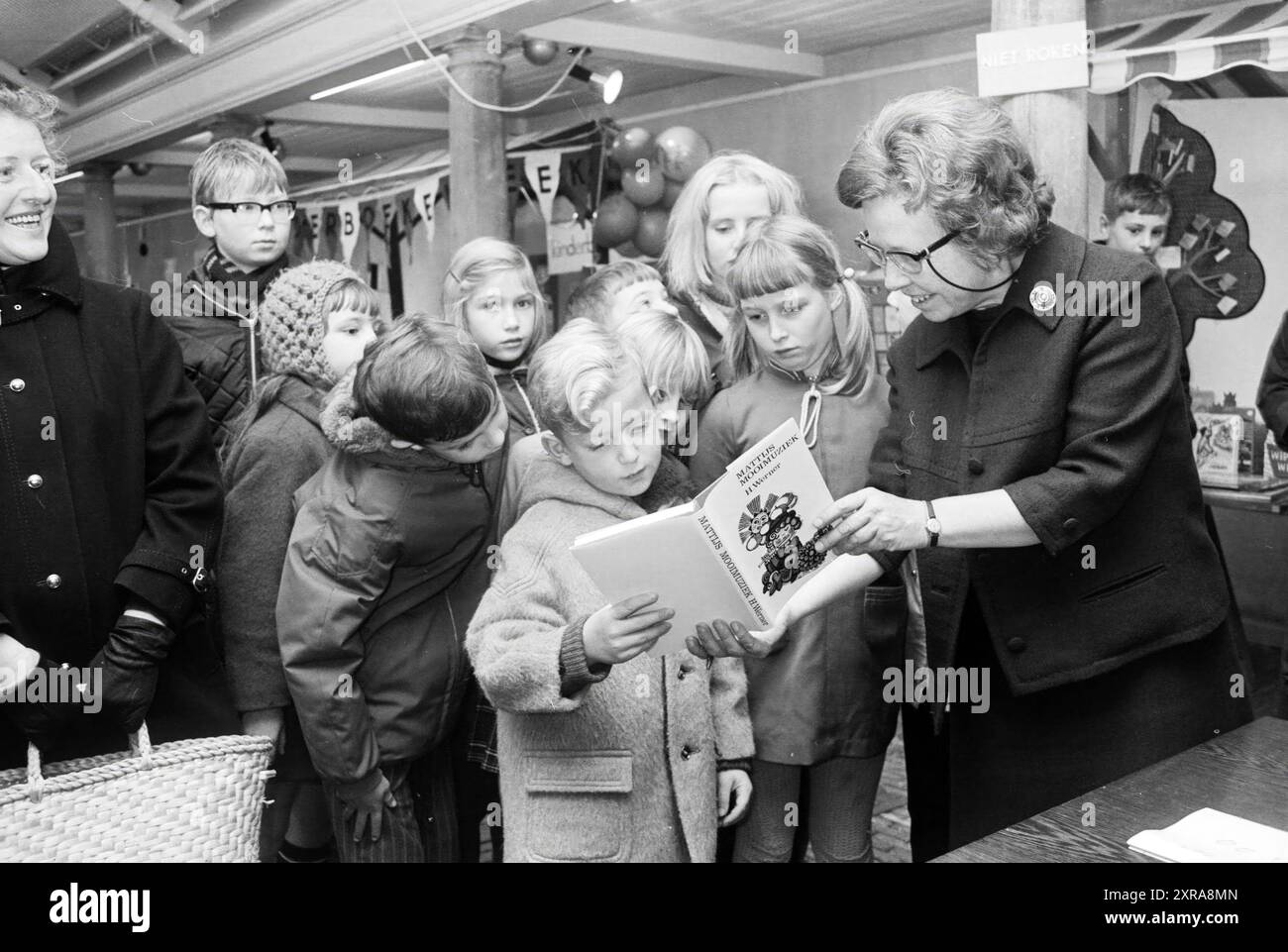 Semaine du livre pour enfants, 5000e visiteur, livres et libraires, 06-11-1968, Whizgle Dutch News : des images historiques sur mesure pour l'avenir. Explorez le passé néerlandais avec des perspectives modernes grâce à des images d'agences néerlandaises. Concilier les événements d'hier avec les perspectives de demain. Embarquez pour un voyage intemporel avec des histoires qui façonnent notre avenir. Banque D'Images