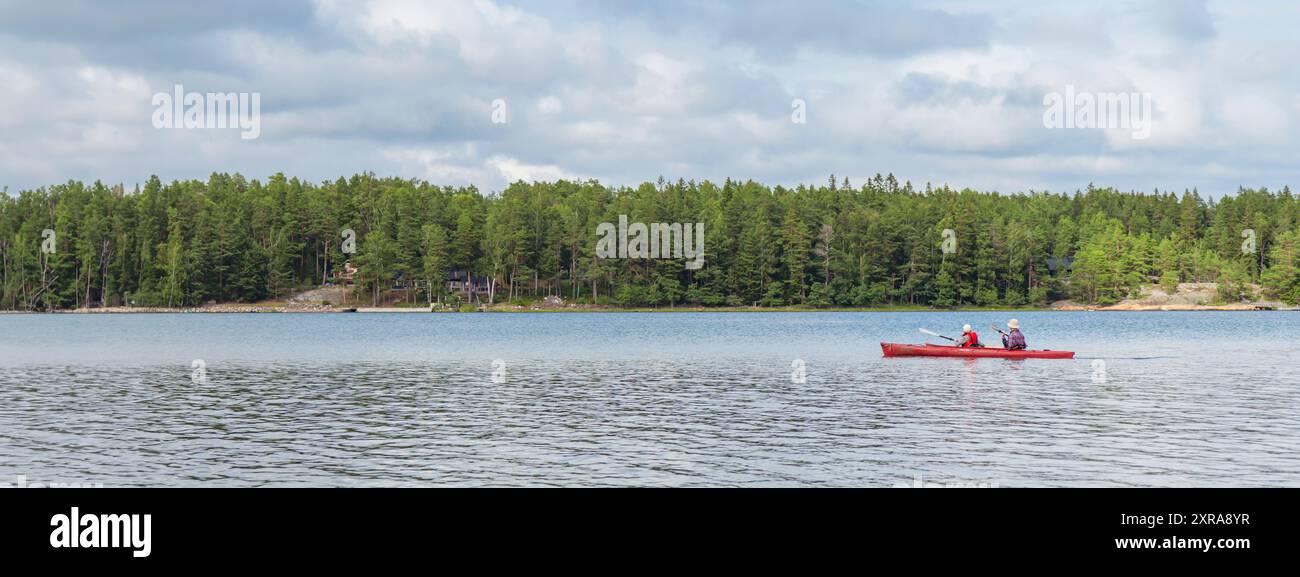 Père et fils ensemble, activité familiale en kayak dans le, canoë, navigation de plaisance dans la mer Baltique pendant les vacances d'été en Finlande, bannière horizontale Banque D'Images