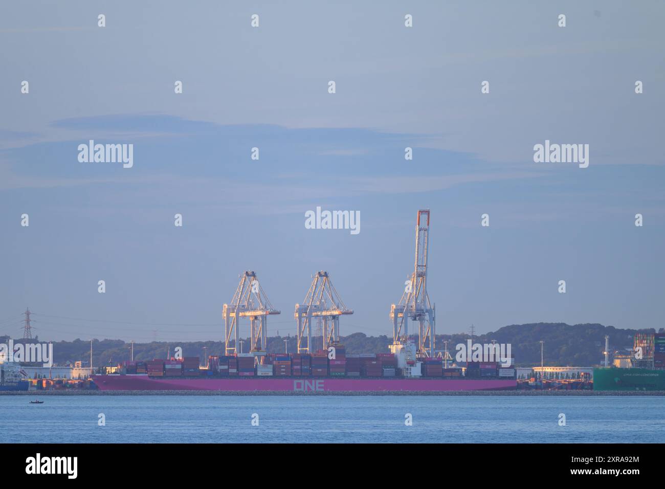 Le Havre, France - 24 juillet 2022 : le port du Havre au départ de Villerville, journée ensoleillée en été, ciel bleu, grues, coucher de soleil Banque D'Images