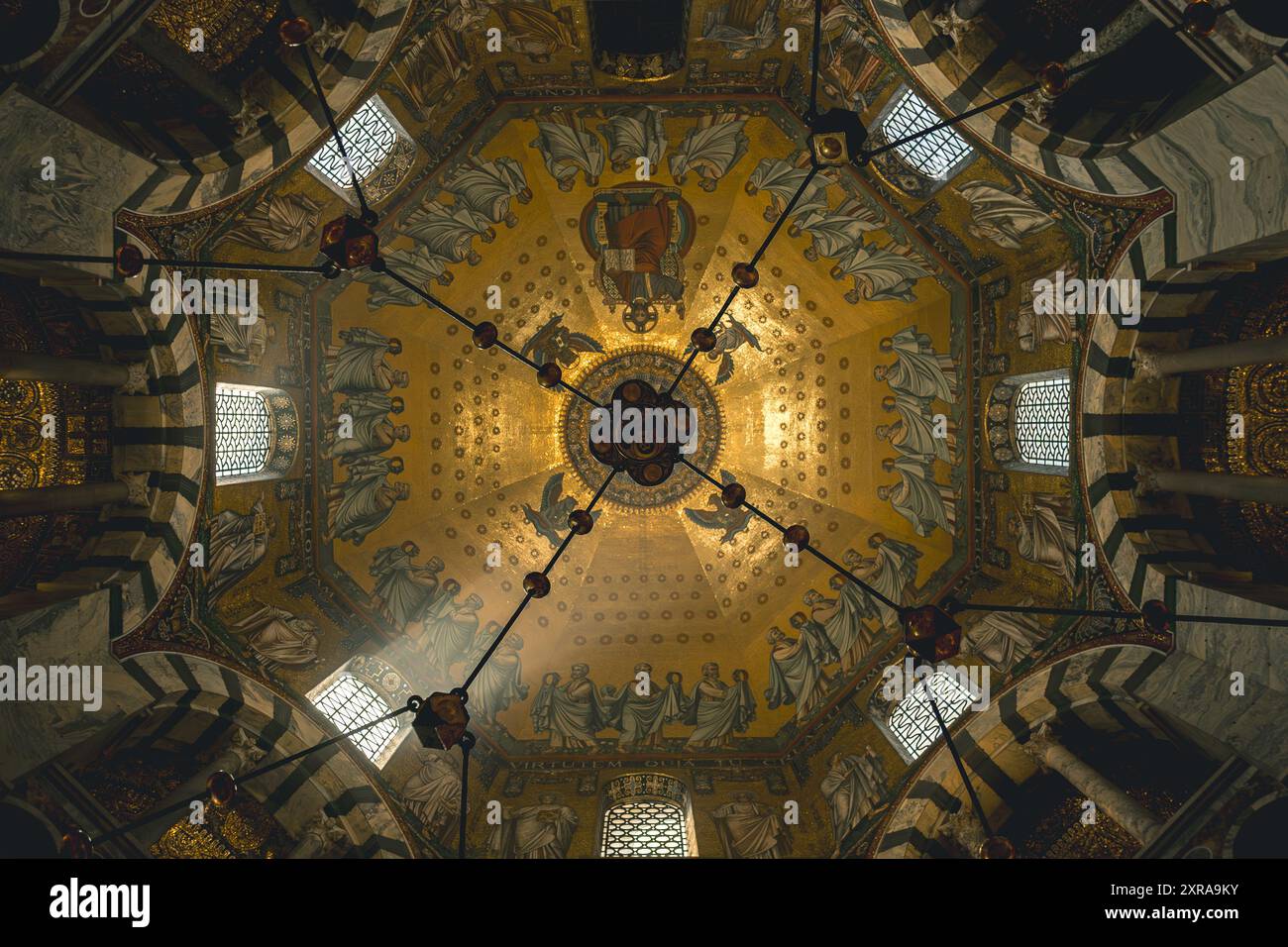 Plafond arqué intérieur de l'Aachener Dom (cathédrale d'Aix-la-Chapelle) Banque D'Images