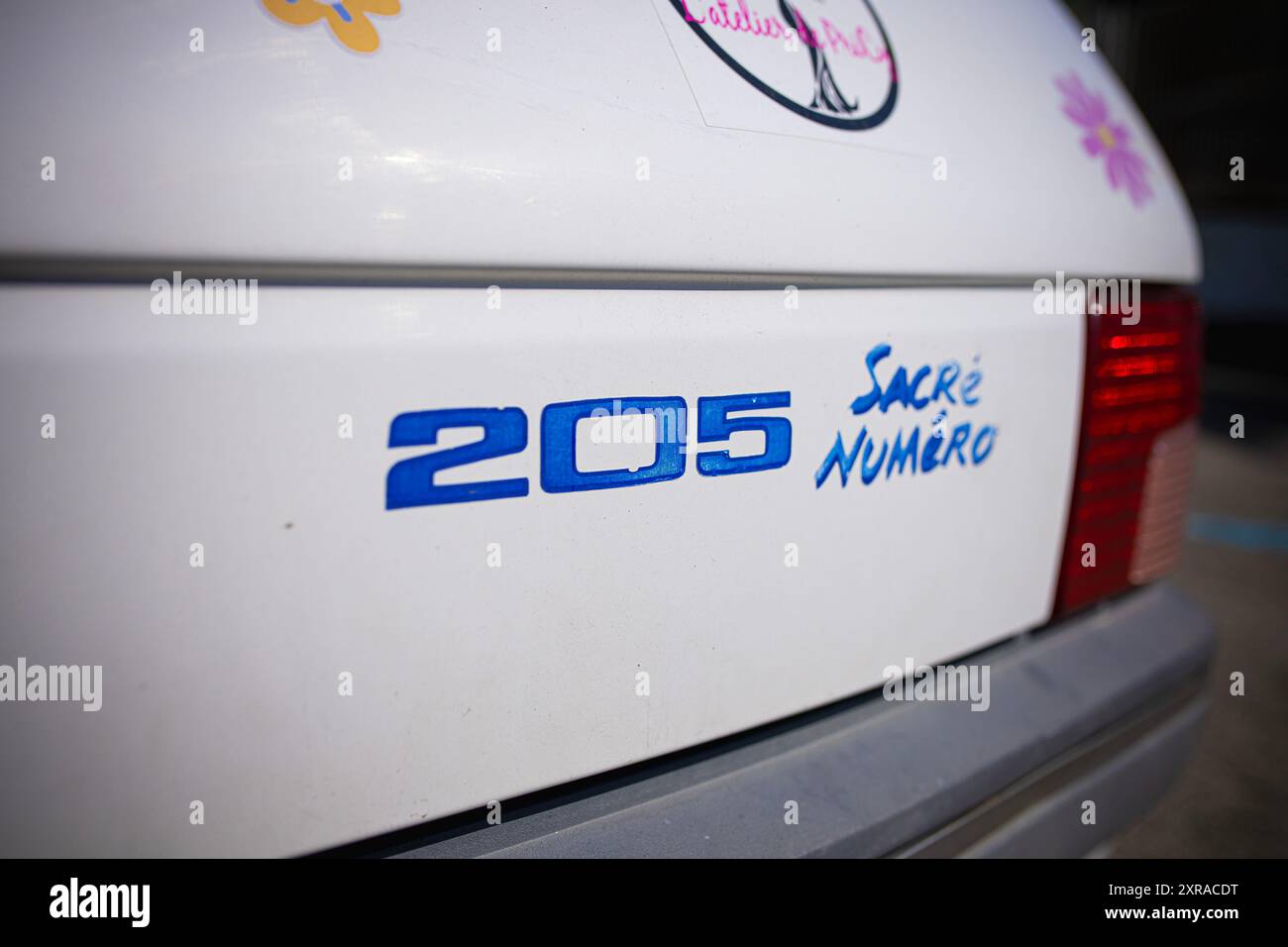 Europ'RAID, une tournée aventureuse et humanitaire dans laquelle des volontaires français visitent les pays européens et aident les plus nécessiteux, est arrivée à Mostar, en Bosnie-Herzégovine, le 9 août 2024. 25 voitures Peugeot 205 classiques ont visité le Los Rosales Center où ils ont remis le matériel scolaire, sportif et médical. Europ'RAID est un circuit aventure organisé pour la première fois en 2014 en France. Son objectif est de promouvoir un caractère humanitaire et culturel tandis que les participants voyagent dans des voitures de 40 ans à travers l’Europe. Sur leur chemin, les équipes découvrent les paysages, les villes, la culture et l’ep européens Banque D'Images