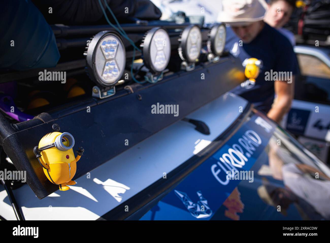 Europ'RAID, une tournée aventureuse et humanitaire dans laquelle des volontaires français visitent les pays européens et aident les plus nécessiteux, est arrivée à Mostar, en Bosnie-Herzégovine, le 9 août 2024. 25 voitures Peugeot 205 classiques ont visité le Los Rosales Center où ils ont remis le matériel scolaire, sportif et médical. Europ'RAID est un circuit aventure organisé pour la première fois en 2014 en France. Son objectif est de promouvoir un caractère humanitaire et culturel tandis que les participants voyagent dans des voitures de 40 ans à travers l’Europe. Sur leur chemin, les équipes découvrent les paysages, les villes, la culture et l’ep européens Banque D'Images