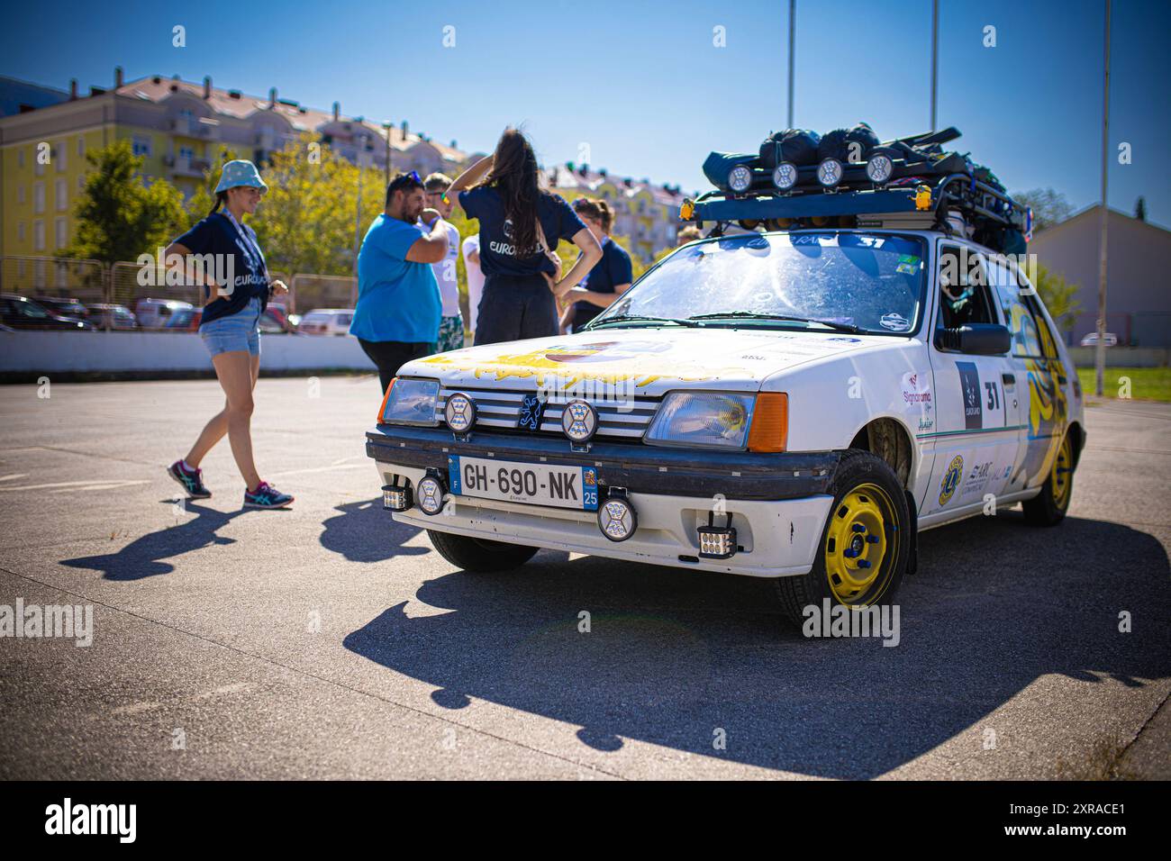 Europ'RAID, une tournée aventureuse et humanitaire dans laquelle des volontaires français visitent les pays européens et aident les plus nécessiteux, est arrivée à Mostar, en Bosnie-Herzégovine, le 9 août 2024. 25 voitures Peugeot 205 classiques ont visité le Los Rosales Center où ils ont remis le matériel scolaire, sportif et médical. Europ'RAID est un circuit aventure organisé pour la première fois en 2014 en France. Son objectif est de promouvoir un caractère humanitaire et culturel tandis que les participants voyagent dans des voitures de 40 ans à travers l’Europe. Sur leur chemin, les équipes découvrent les paysages, les villes, la culture et l’ep européens Banque D'Images