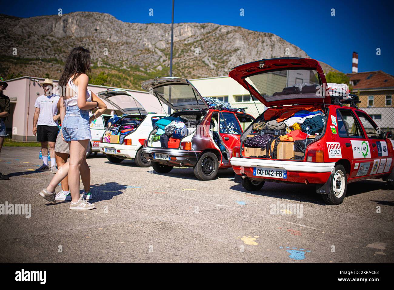 Europ'RAID, une tournée aventureuse et humanitaire dans laquelle des volontaires français visitent les pays européens et aident les plus nécessiteux, est arrivée à Mostar, en Bosnie-Herzégovine, le 9 août 2024. 25 voitures Peugeot 205 classiques ont visité le Los Rosales Center où ils ont remis le matériel scolaire, sportif et médical. Europ'RAID est un circuit aventure organisé pour la première fois en 2014 en France. Son objectif est de promouvoir un caractère humanitaire et culturel tandis que les participants voyagent dans des voitures de 40 ans à travers l’Europe. Sur leur chemin, les équipes découvrent les paysages, les villes, la culture et l’ep européens Banque D'Images