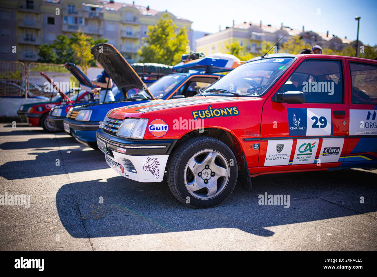 Europ'RAID, une tournée aventureuse et humanitaire dans laquelle des volontaires français visitent les pays européens et aident les plus nécessiteux, est arrivée à Mostar, en Bosnie-Herzégovine, le 9 août 2024. 25 voitures Peugeot 205 classiques ont visité le Los Rosales Center où ils ont remis le matériel scolaire, sportif et médical. Europ'RAID est un circuit aventure organisé pour la première fois en 2014 en France. Son objectif est de promouvoir un caractère humanitaire et culturel tandis que les participants voyagent dans des voitures de 40 ans à travers l’Europe. Sur leur chemin, les équipes découvrent les paysages, les villes, la culture et l’ep européens Banque D'Images