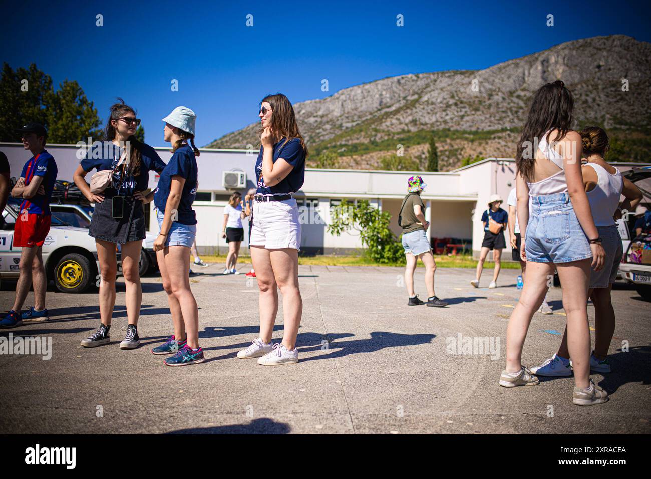 Europ'RAID, une tournée aventureuse et humanitaire dans laquelle des volontaires français visitent les pays européens et aident les plus nécessiteux, est arrivée à Mostar, en Bosnie-Herzégovine, le 9 août 2024. 25 voitures Peugeot 205 classiques ont visité le Los Rosales Center où ils ont remis le matériel scolaire, sportif et médical. Europ'RAID est un circuit aventure organisé pour la première fois en 2014 en France. Son objectif est de promouvoir un caractère humanitaire et culturel tandis que les participants voyagent dans des voitures de 40 ans à travers l’Europe. Sur leur chemin, les équipes découvrent les paysages, les villes, la culture et l’ep européens Banque D'Images