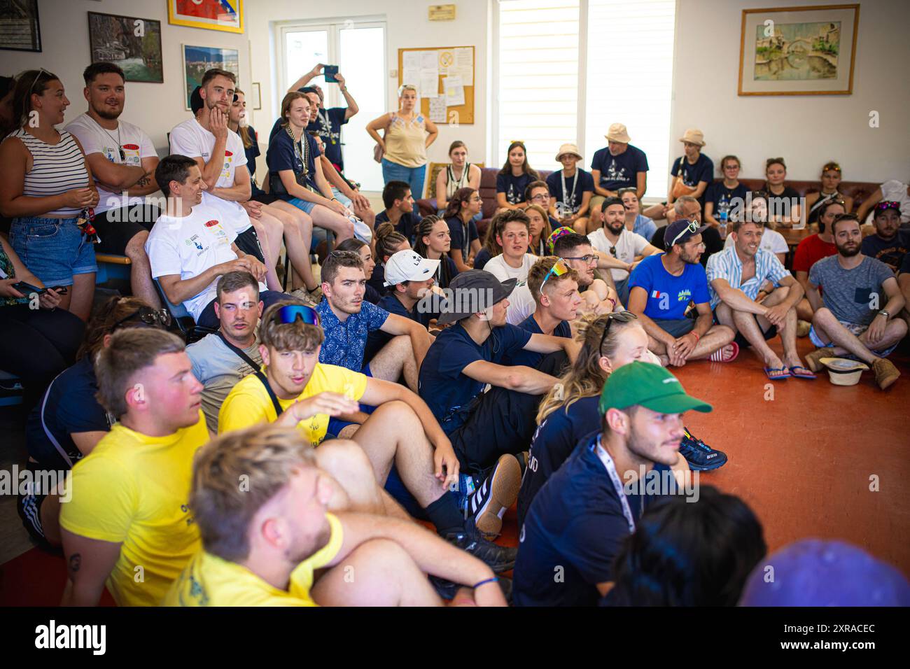 Europ'RAID, une tournée aventureuse et humanitaire dans laquelle des volontaires français visitent les pays européens et aident les plus nécessiteux, est arrivée à Mostar, en Bosnie-Herzégovine, le 9 août 2024. 25 voitures Peugeot 205 classiques ont visité le Los Rosales Center où ils ont remis le matériel scolaire, sportif et médical. Europ'RAID est un circuit aventure organisé pour la première fois en 2014 en France. Son objectif est de promouvoir un caractère humanitaire et culturel tandis que les participants voyagent dans des voitures de 40 ans à travers l’Europe. Sur leur chemin, les équipes découvrent les paysages, les villes, la culture et l’ep européens Banque D'Images