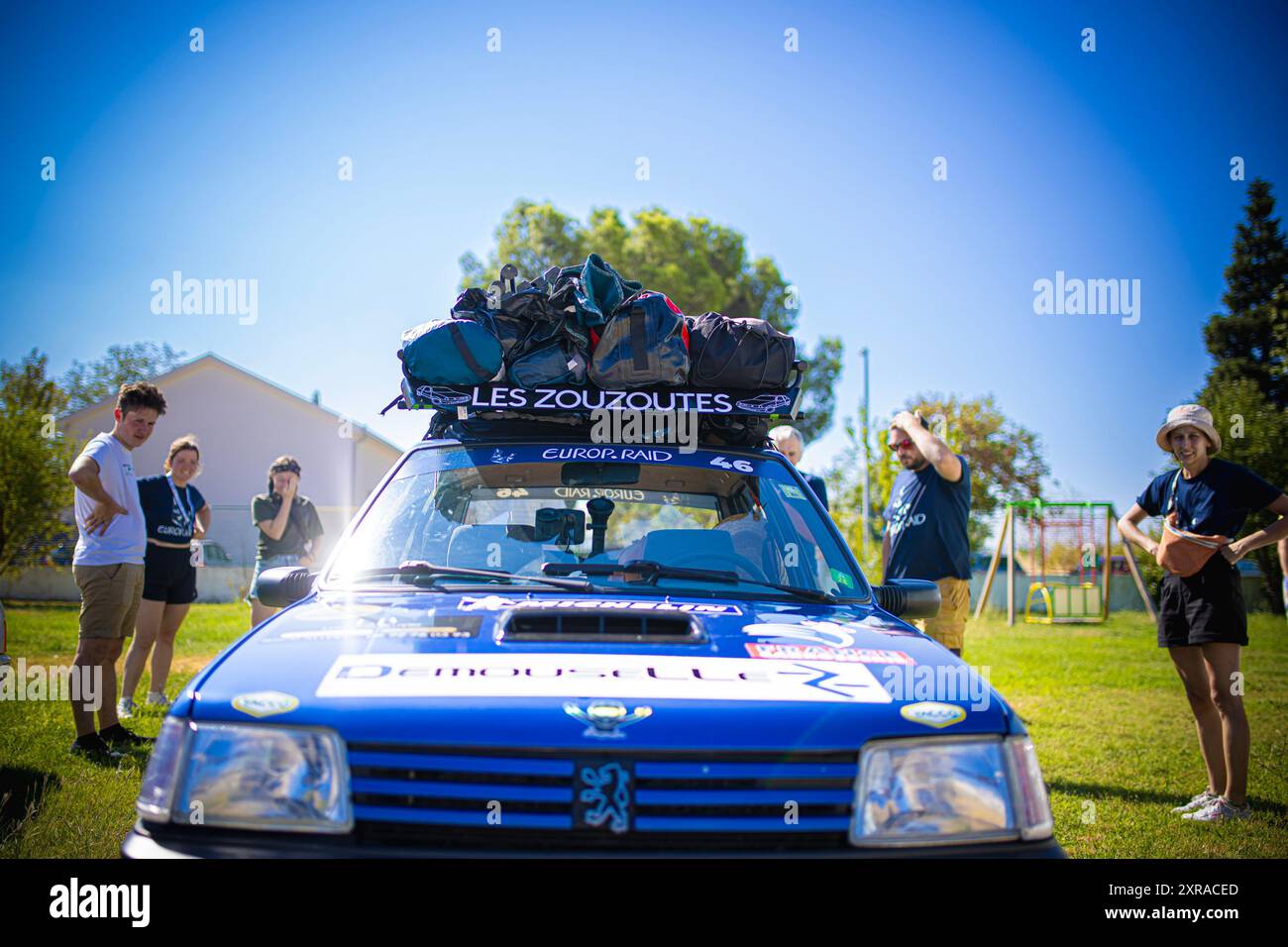 Europ'RAID, une tournée aventureuse et humanitaire dans laquelle des volontaires français visitent les pays européens et aident les plus nécessiteux, est arrivée à Mostar, en Bosnie-Herzégovine, le 9 août 2024. 25 voitures Peugeot 205 classiques ont visité le Los Rosales Center où ils ont remis le matériel scolaire, sportif et médical. Europ'RAID est un circuit aventure organisé pour la première fois en 2014 en France. Son objectif est de promouvoir un caractère humanitaire et culturel tandis que les participants voyagent dans des voitures de 40 ans à travers l’Europe. Sur leur chemin, les équipes découvrent les paysages, les villes, la culture et l’ep européens Banque D'Images