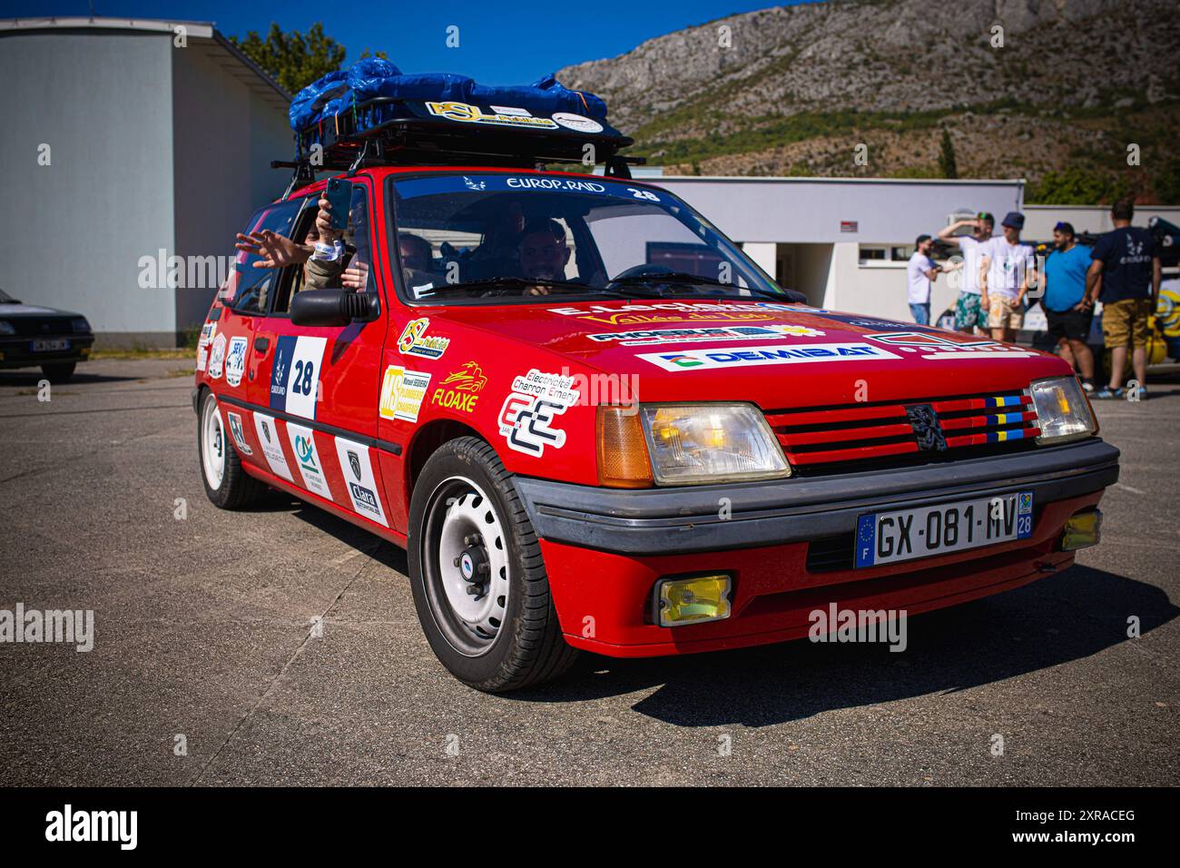 Europ'RAID, une tournée aventureuse et humanitaire dans laquelle des volontaires français visitent les pays européens et aident les plus nécessiteux, est arrivée à Mostar, en Bosnie-Herzégovine, le 9 août 2024. 25 voitures Peugeot 205 classiques ont visité le Los Rosales Center où ils ont remis le matériel scolaire, sportif et médical. Europ'RAID est un circuit aventure organisé pour la première fois en 2014 en France. Son objectif est de promouvoir un caractère humanitaire et culturel tandis que les participants voyagent dans des voitures de 40 ans à travers l’Europe. Sur leur chemin, les équipes découvrent les paysages, les villes, la culture et l’ep européens Banque D'Images