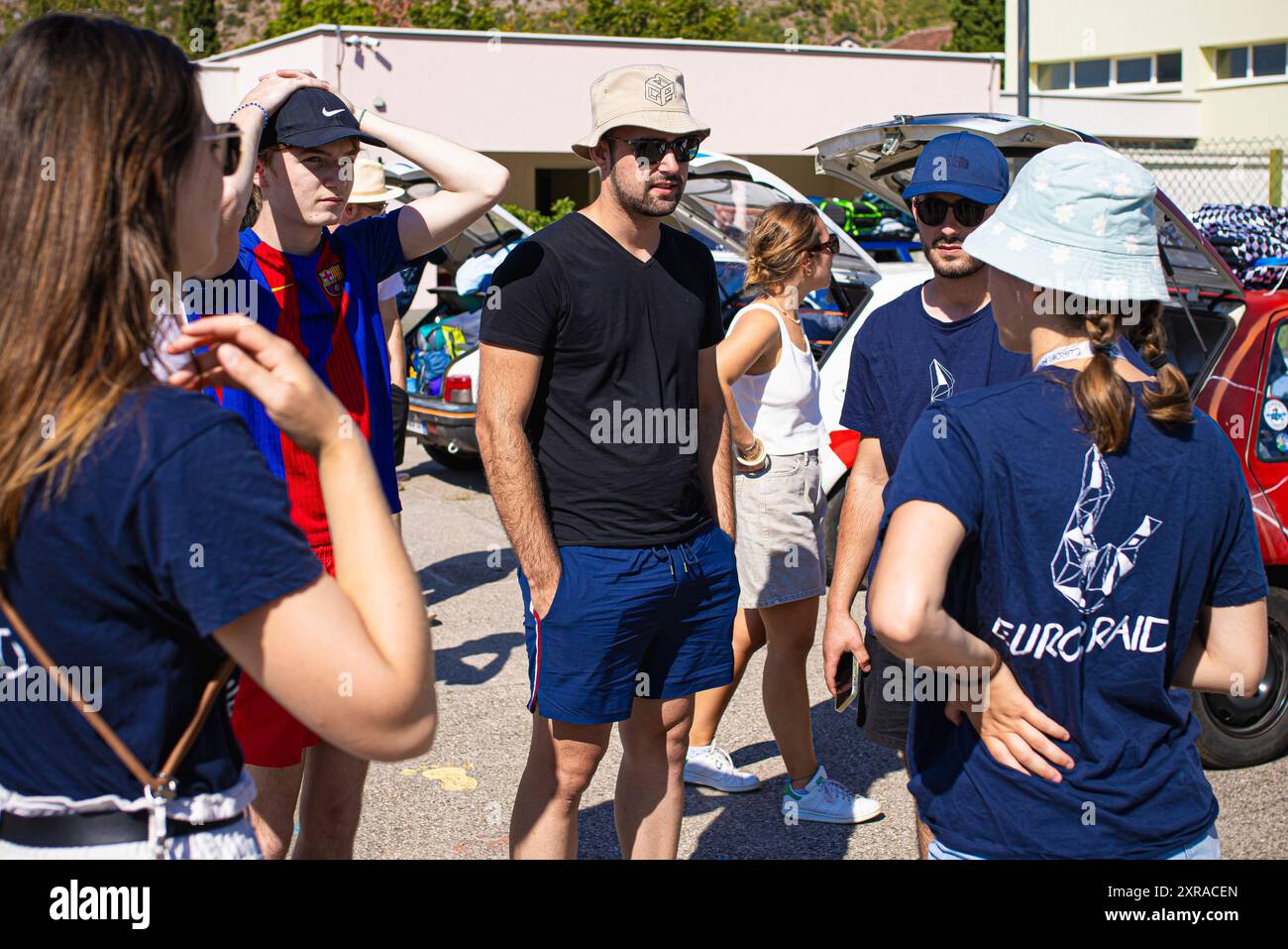 Europ'RAID, une tournée aventureuse et humanitaire dans laquelle des volontaires français visitent les pays européens et aident les plus nécessiteux, est arrivée à Mostar, en Bosnie-Herzégovine, le 9 août 2024. 25 voitures Peugeot 205 classiques ont visité le Los Rosales Center où ils ont remis le matériel scolaire, sportif et médical. Europ'RAID est un circuit aventure organisé pour la première fois en 2014 en France. Son objectif est de promouvoir un caractère humanitaire et culturel tandis que les participants voyagent dans des voitures de 40 ans à travers l’Europe. Sur leur chemin, les équipes découvrent les paysages, les villes, la culture et l’ep européens Banque D'Images