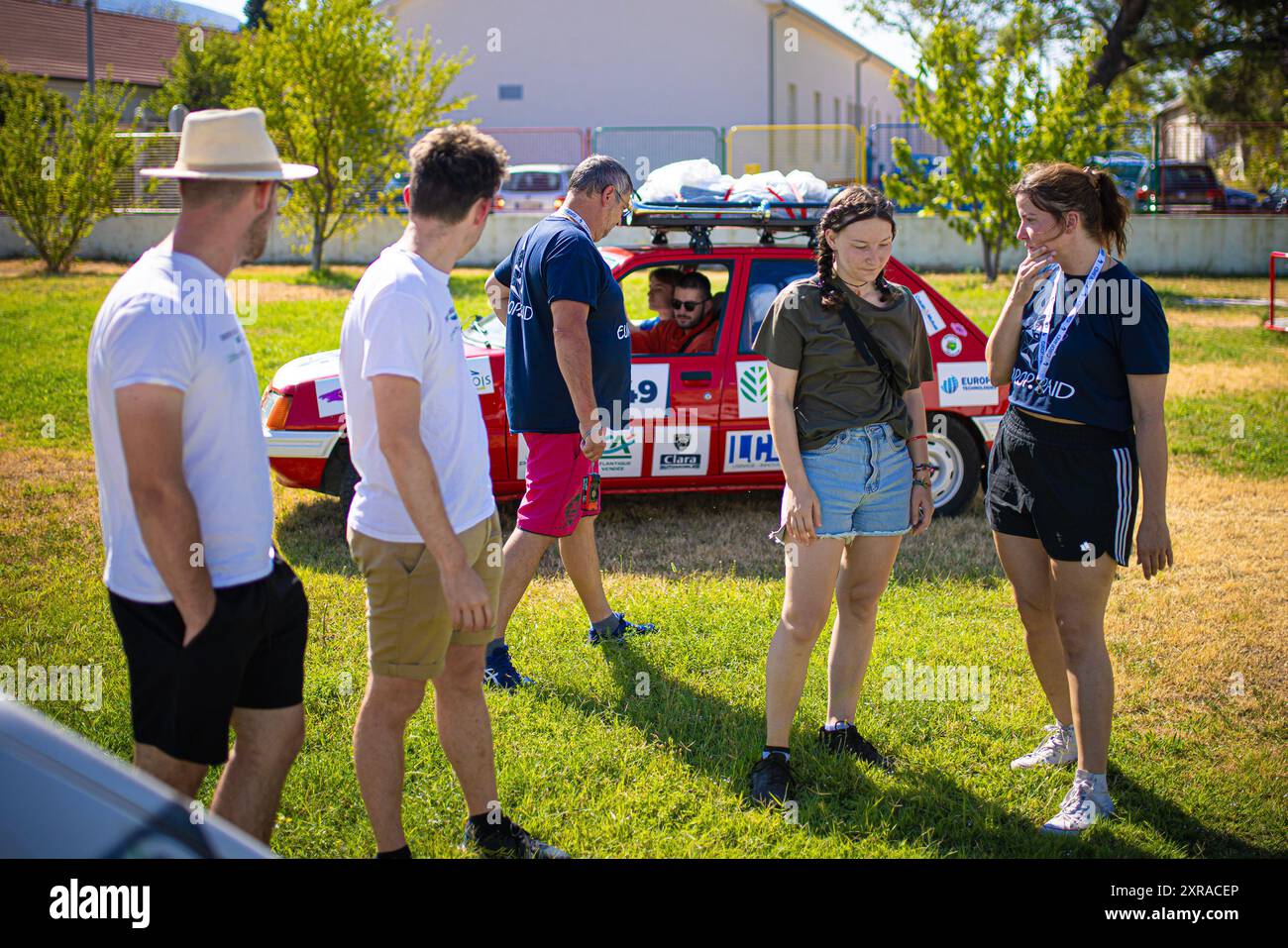Europ'RAID, une tournée aventureuse et humanitaire dans laquelle des volontaires français visitent les pays européens et aident les plus nécessiteux, est arrivée à Mostar, en Bosnie-Herzégovine, le 9 août 2024. 25 voitures Peugeot 205 classiques ont visité le Los Rosales Center où ils ont remis le matériel scolaire, sportif et médical. Europ'RAID est un circuit aventure organisé pour la première fois en 2014 en France. Son objectif est de promouvoir un caractère humanitaire et culturel tandis que les participants voyagent dans des voitures de 40 ans à travers l’Europe. Sur leur chemin, les équipes découvrent les paysages, les villes, la culture et l’ep européens Banque D'Images