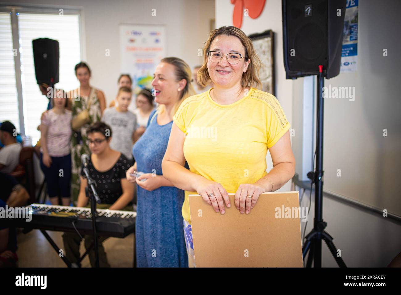 Europ'RAID, une tournée aventureuse et humanitaire dans laquelle des volontaires français visitent les pays européens et aident les plus nécessiteux, est arrivée à Mostar, en Bosnie-Herzégovine, le 9 août 2024. 25 voitures Peugeot 205 classiques ont visité le Los Rosales Center où ils ont remis le matériel scolaire, sportif et médical. Europ'RAID est un circuit aventure organisé pour la première fois en 2014 en France. Son objectif est de promouvoir un caractère humanitaire et culturel tandis que les participants voyagent dans des voitures de 40 ans à travers l’Europe. Sur leur chemin, les équipes découvrent les paysages, les villes, la culture et l’ep européens Banque D'Images