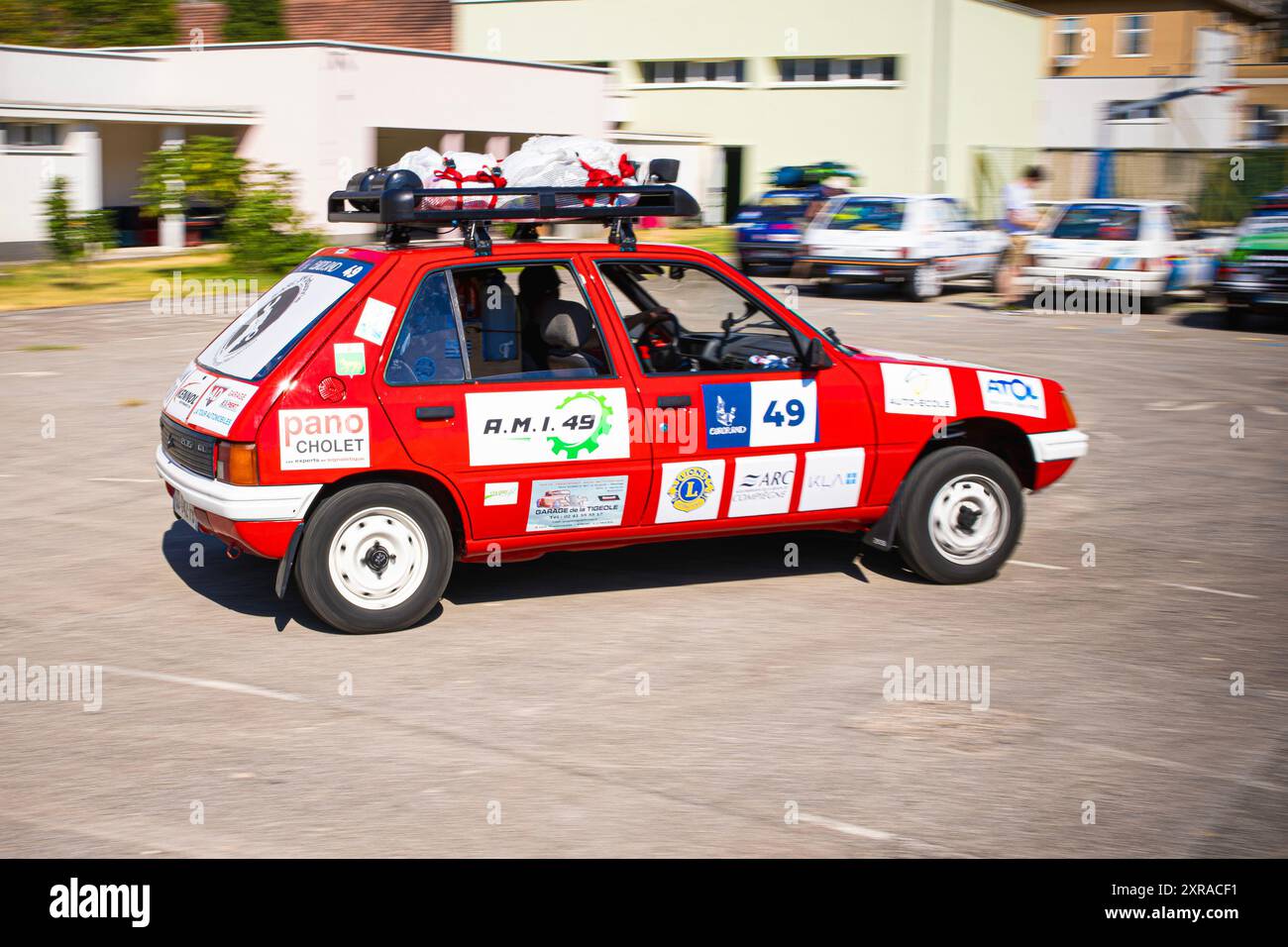 Europ'RAID, une tournée aventureuse et humanitaire dans laquelle des volontaires français visitent les pays européens et aident les plus nécessiteux, est arrivée à Mostar, en Bosnie-Herzégovine, le 9 août 2024. 25 voitures Peugeot 205 classiques ont visité le Los Rosales Center où ils ont remis le matériel scolaire, sportif et médical. Europ'RAID est un circuit aventure organisé pour la première fois en 2014 en France. Son objectif est de promouvoir un caractère humanitaire et culturel tandis que les participants voyagent dans des voitures de 40 ans à travers l’Europe. Sur leur chemin, les équipes découvrent les paysages, les villes, la culture et l’ep européens Banque D'Images
