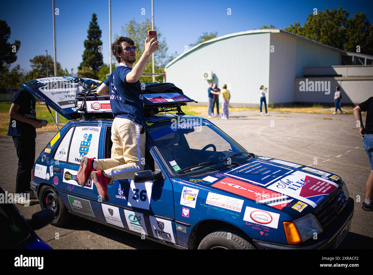 Europ'RAID, une tournée aventureuse et humanitaire dans laquelle des volontaires français visitent les pays européens et aident les plus nécessiteux, est arrivée à Mostar, en Bosnie-Herzégovine, le 9 août 2024. 25 voitures Peugeot 205 classiques ont visité le Los Rosales Center où ils ont remis le matériel scolaire, sportif et médical. Europ'RAID est un circuit aventure organisé pour la première fois en 2014 en France. Son objectif est de promouvoir un caractère humanitaire et culturel tandis que les participants voyagent dans des voitures de 40 ans à travers l’Europe. Sur leur chemin, les équipes découvrent les paysages, les villes, la culture et l’ep européens Banque D'Images