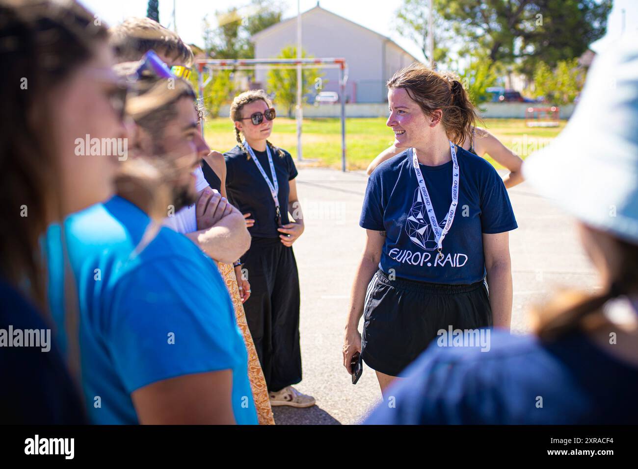 Europ'RAID, une tournée aventureuse et humanitaire dans laquelle des volontaires français visitent les pays européens et aident les plus nécessiteux, est arrivée à Mostar, en Bosnie-Herzégovine, le 9 août 2024. 25 voitures Peugeot 205 classiques ont visité le Los Rosales Center où ils ont remis le matériel scolaire, sportif et médical. Europ'RAID est un circuit aventure organisé pour la première fois en 2014 en France. Son objectif est de promouvoir un caractère humanitaire et culturel tandis que les participants voyagent dans des voitures de 40 ans à travers l’Europe. Sur leur chemin, les équipes découvrent les paysages, les villes, la culture et l’ep européens Banque D'Images