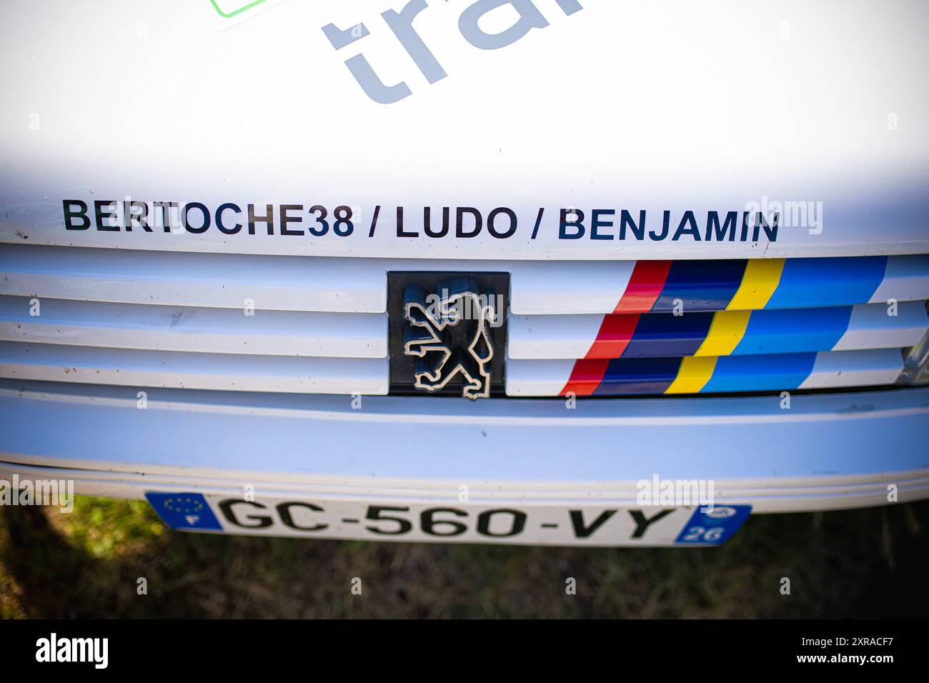 Europ'RAID, une tournée aventureuse et humanitaire dans laquelle des volontaires français visitent les pays européens et aident les plus nécessiteux, est arrivée à Mostar, en Bosnie-Herzégovine, le 9 août 2024. 25 voitures Peugeot 205 classiques ont visité le Los Rosales Center où ils ont remis le matériel scolaire, sportif et médical. Europ'RAID est un circuit aventure organisé pour la première fois en 2014 en France. Son objectif est de promouvoir un caractère humanitaire et culturel tandis que les participants voyagent dans des voitures de 40 ans à travers l’Europe. Sur leur chemin, les équipes découvrent les paysages, les villes, la culture et l’ep européens Banque D'Images