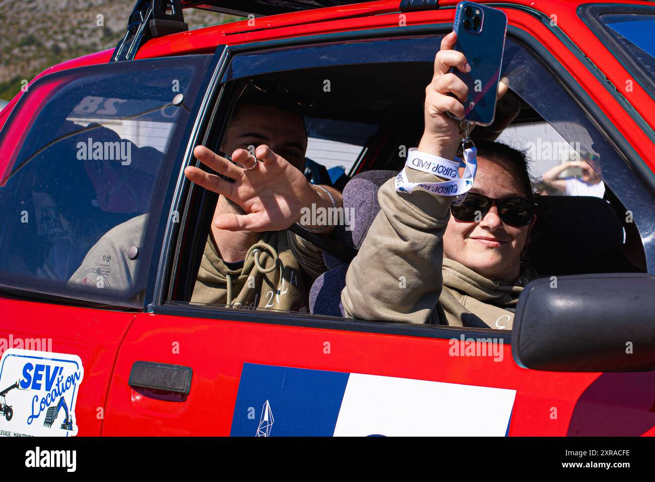 Europ'RAID, une tournée aventureuse et humanitaire dans laquelle des volontaires français visitent les pays européens et aident les plus nécessiteux, est arrivée à Mostar, en Bosnie-Herzégovine, le 9 août 2024. 25 voitures Peugeot 205 classiques ont visité le Los Rosales Center où ils ont remis le matériel scolaire, sportif et médical. Europ'RAID est un circuit aventure organisé pour la première fois en 2014 en France. Son objectif est de promouvoir un caractère humanitaire et culturel tandis que les participants voyagent dans des voitures de 40 ans à travers l’Europe. Sur leur chemin, les équipes découvrent les paysages, les villes, la culture et l’ep européens Banque D'Images
