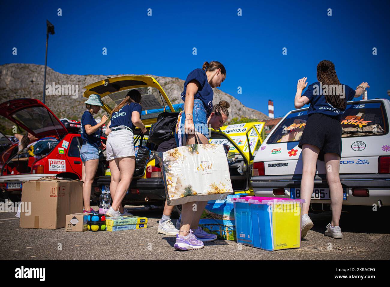 Europ'RAID, une tournée aventureuse et humanitaire dans laquelle des volontaires français visitent les pays européens et aident les plus nécessiteux, est arrivée à Mostar, en Bosnie-Herzégovine, le 9 août 2024. 25 voitures Peugeot 205 classiques ont visité le Los Rosales Center où ils ont remis le matériel scolaire, sportif et médical. Europ'RAID est un circuit aventure organisé pour la première fois en 2014 en France. Son objectif est de promouvoir un caractère humanitaire et culturel tandis que les participants voyagent dans des voitures de 40 ans à travers l’Europe. Sur leur chemin, les équipes découvrent les paysages, les villes, la culture et l’ep européens Banque D'Images