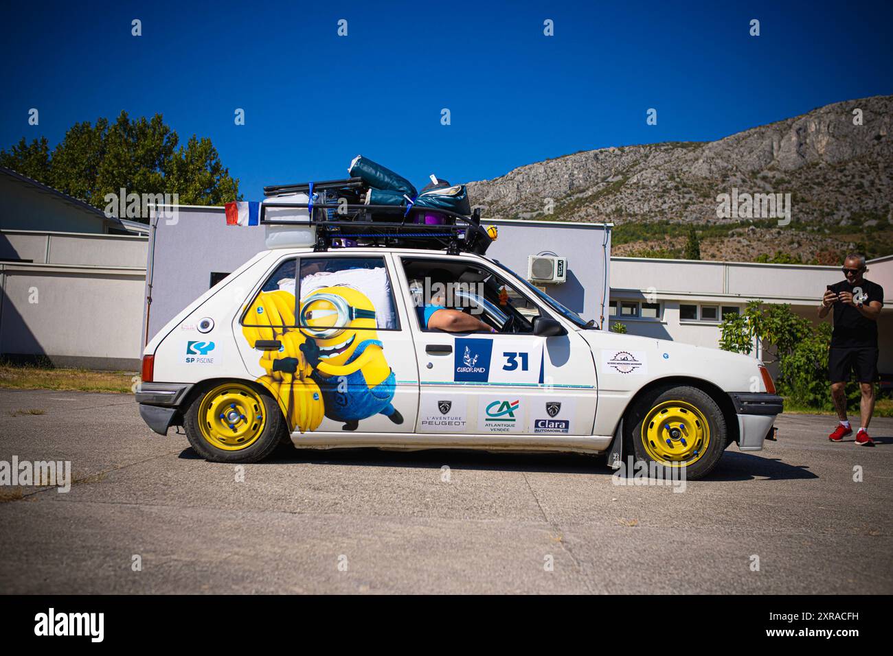 Europ'RAID, une tournée aventureuse et humanitaire dans laquelle des volontaires français visitent les pays européens et aident les plus nécessiteux, est arrivée à Mostar, en Bosnie-Herzégovine, le 9 août 2024. 25 voitures Peugeot 205 classiques ont visité le Los Rosales Center où ils ont remis le matériel scolaire, sportif et médical. Europ'RAID est un circuit aventure organisé pour la première fois en 2014 en France. Son objectif est de promouvoir un caractère humanitaire et culturel tandis que les participants voyagent dans des voitures de 40 ans à travers l’Europe. Sur leur chemin, les équipes découvrent les paysages, les villes, la culture et l’ep européens Banque D'Images