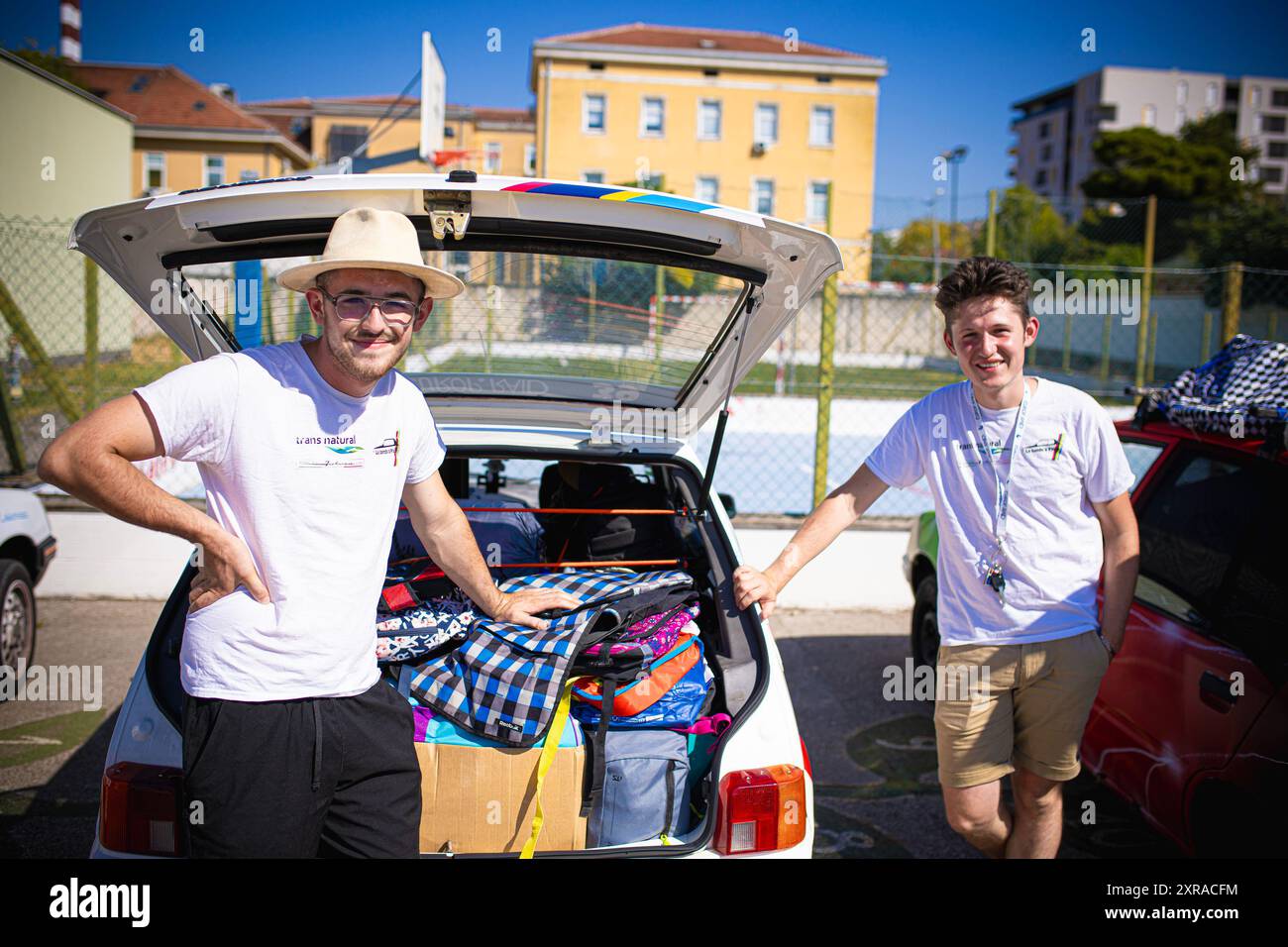 Europ'RAID, une tournée aventureuse et humanitaire dans laquelle des volontaires français visitent les pays européens et aident les plus nécessiteux, est arrivée à Mostar, en Bosnie-Herzégovine, le 9 août 2024. 25 voitures Peugeot 205 classiques ont visité le Los Rosales Center où ils ont remis le matériel scolaire, sportif et médical. Europ'RAID est un circuit aventure organisé pour la première fois en 2014 en France. Son objectif est de promouvoir un caractère humanitaire et culturel tandis que les participants voyagent dans des voitures de 40 ans à travers l’Europe. Sur leur chemin, les équipes découvrent les paysages, les villes, la culture et l’ep européens Banque D'Images